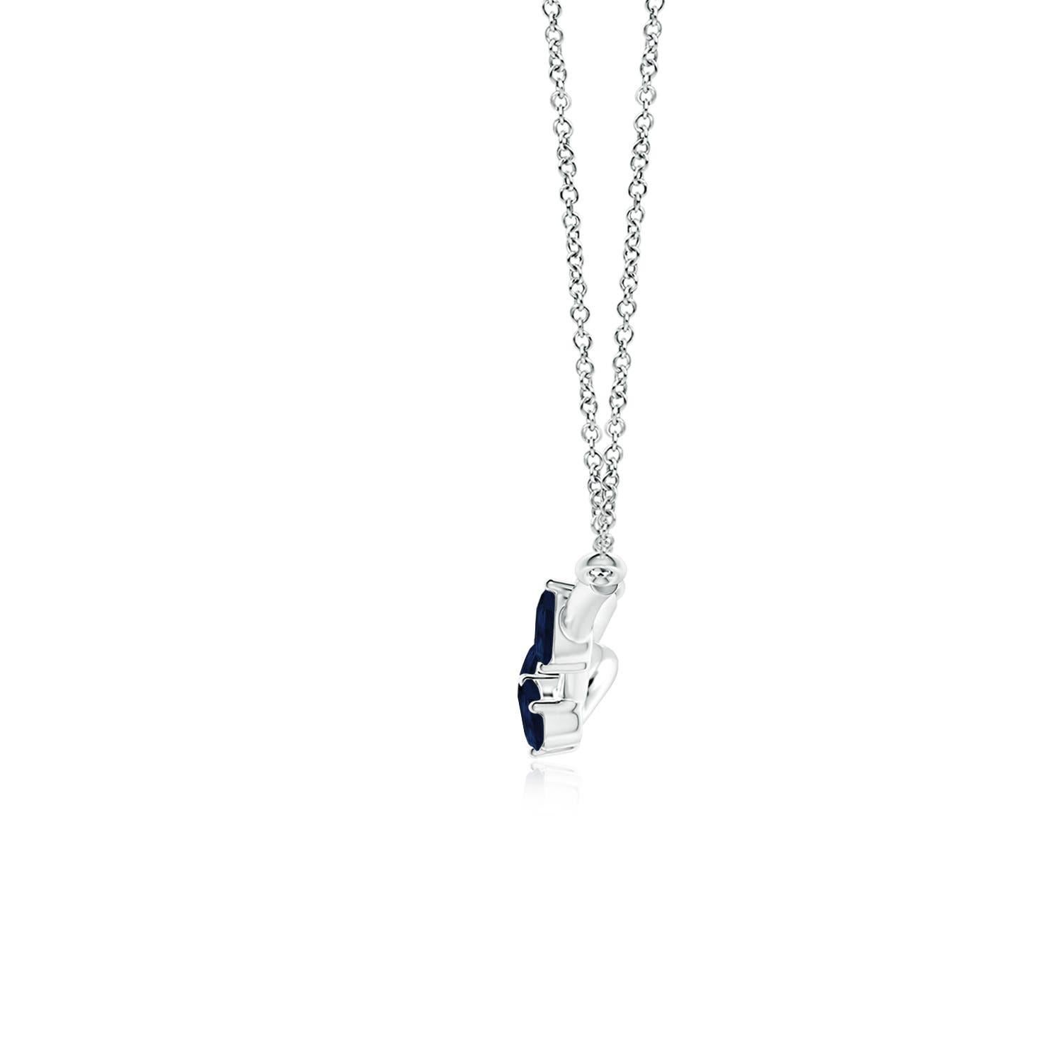 Questo ciondolo a forma di ramo d'albero, realizzato in oro bianco 14k, emana un fascino innegabile. Presenta zaffiri blu a forma di pera che sembrano dei frutti lussureggianti. Il motivo a tre pietre aggiunge un significato più profondo a questo