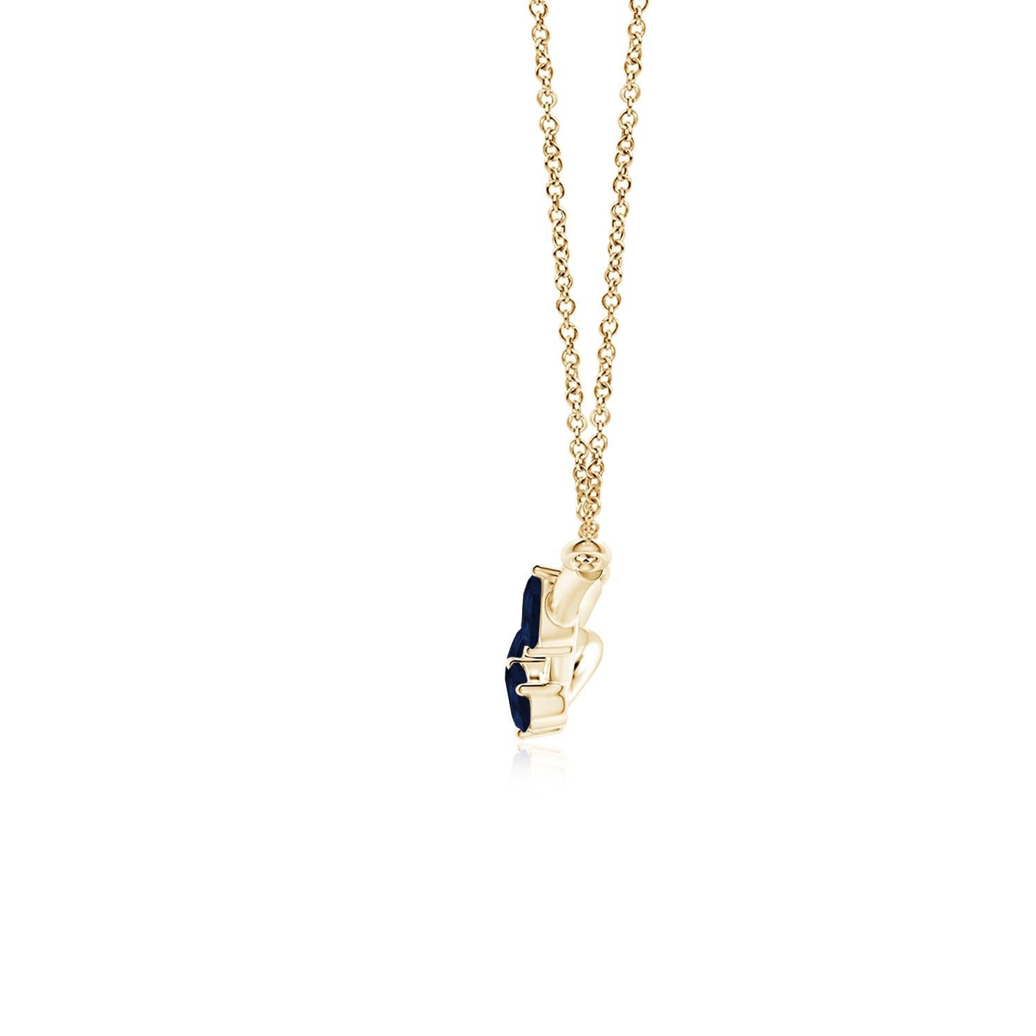Questo ciondolo a forma di ramo d'albero, realizzato in oro giallo 14k, emana un fascino innegabile. Presenta zaffiri blu a forma di pera che sembrano dei frutti lussureggianti. Il motivo a tre pietre aggiunge un significato più profondo a questo
