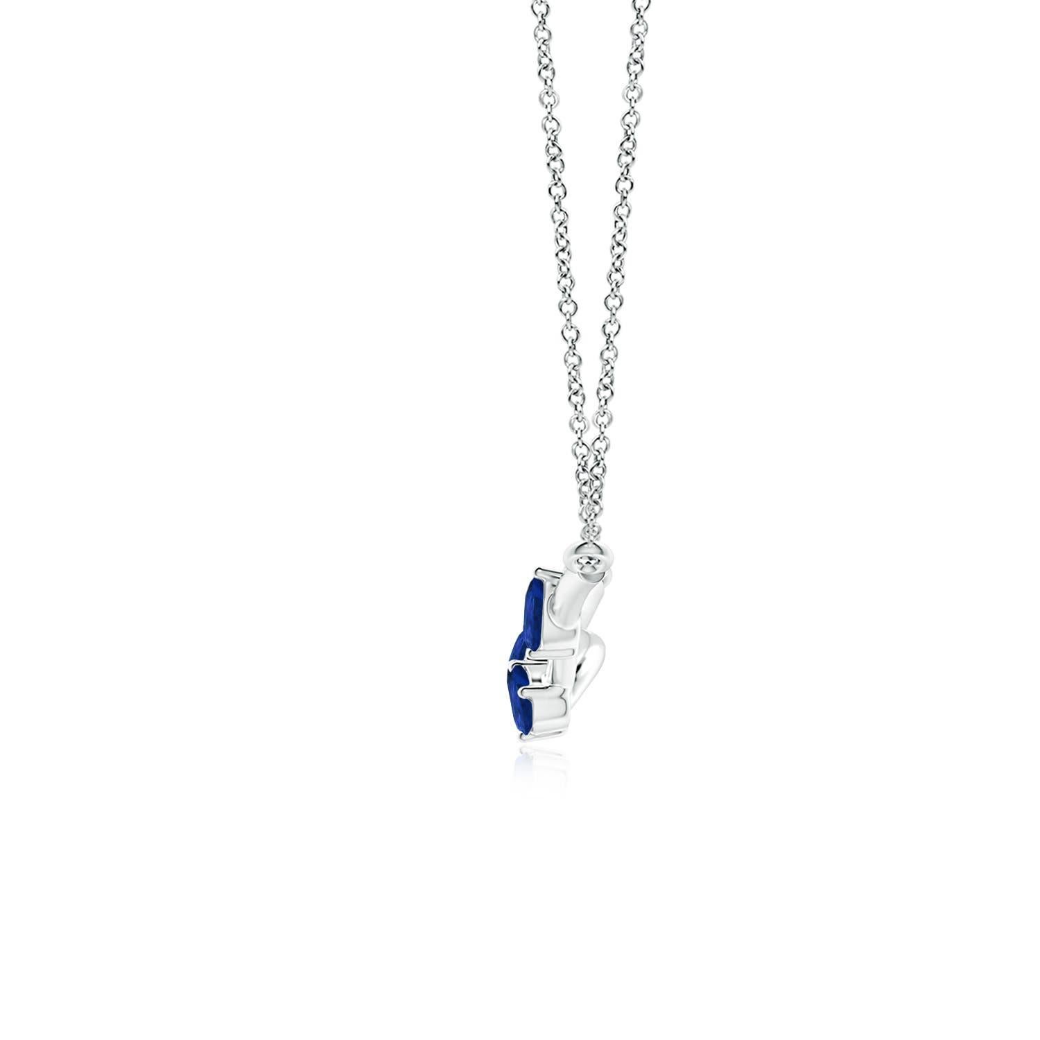 Questo ciondolo a forma di ramo d'albero, realizzato in platino, emana un fascino innegabile. Presenta zaffiri blu a forma di pera che sembrano dei frutti lussureggianti. Il motivo a tre pietre aggiunge un significato più profondo a questo