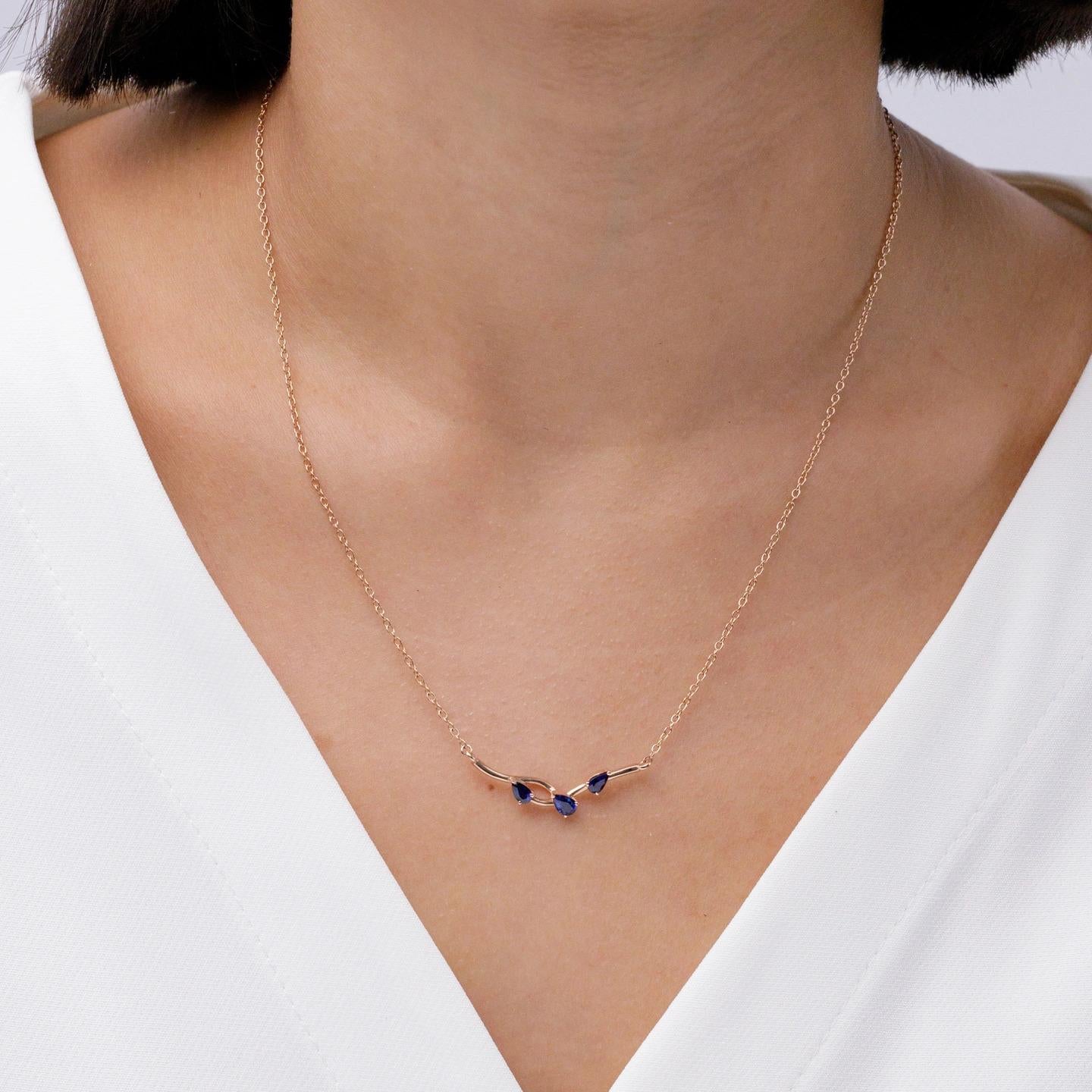 Moderno Angara Ciondolo a forma di pera con zaffiro naturale e Branch in platino per donna in vendita