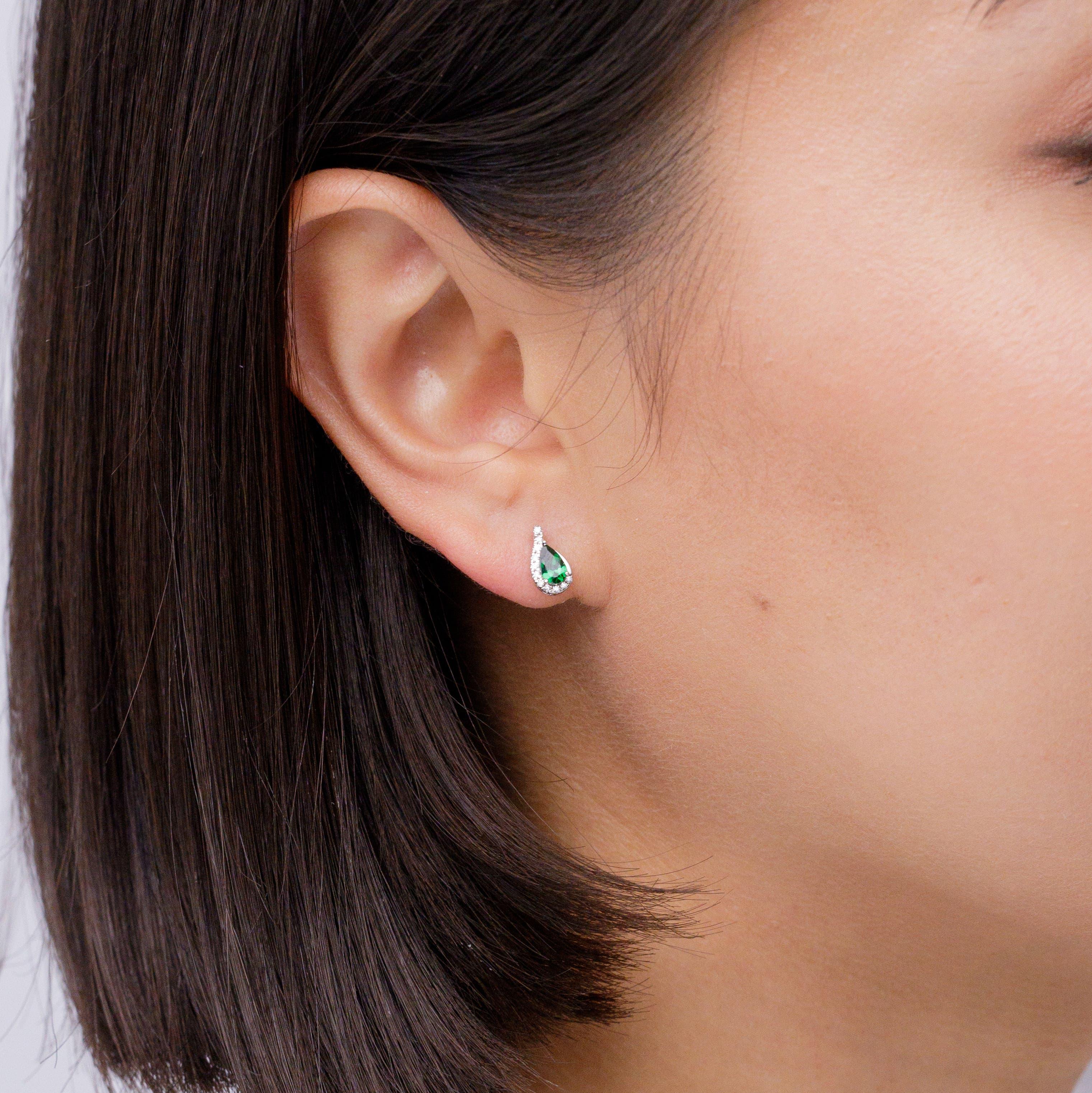 Moderne Boucles d'oreilles Angara en or 14 carats, poire naturelle et tsavorite, avec monture tourbillonnante en diamant en vente