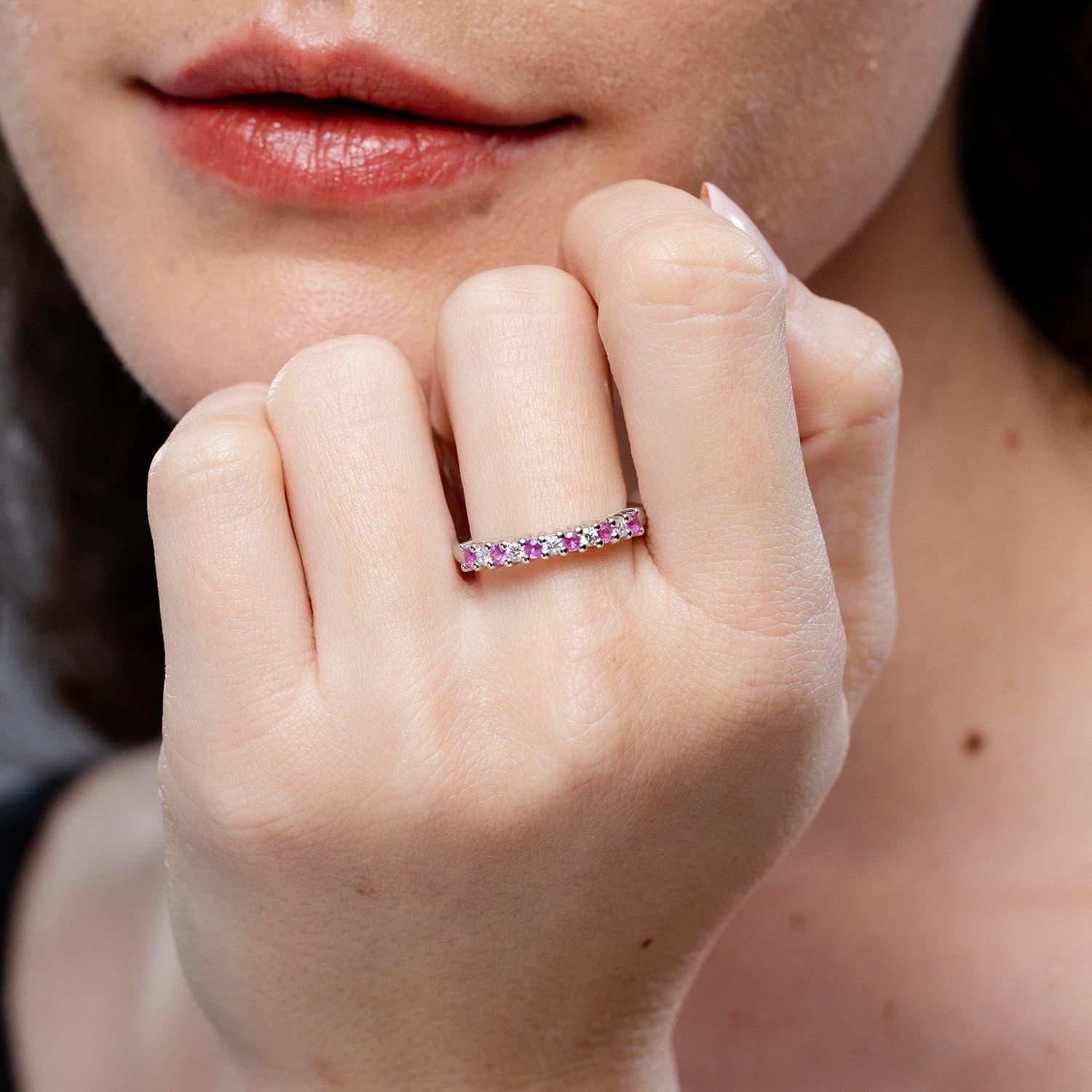 Angara natürlichen rosa Saphir und Diamant Ewigkeit Ehering in 14K massivem Gold (Moderne) im Angebot
