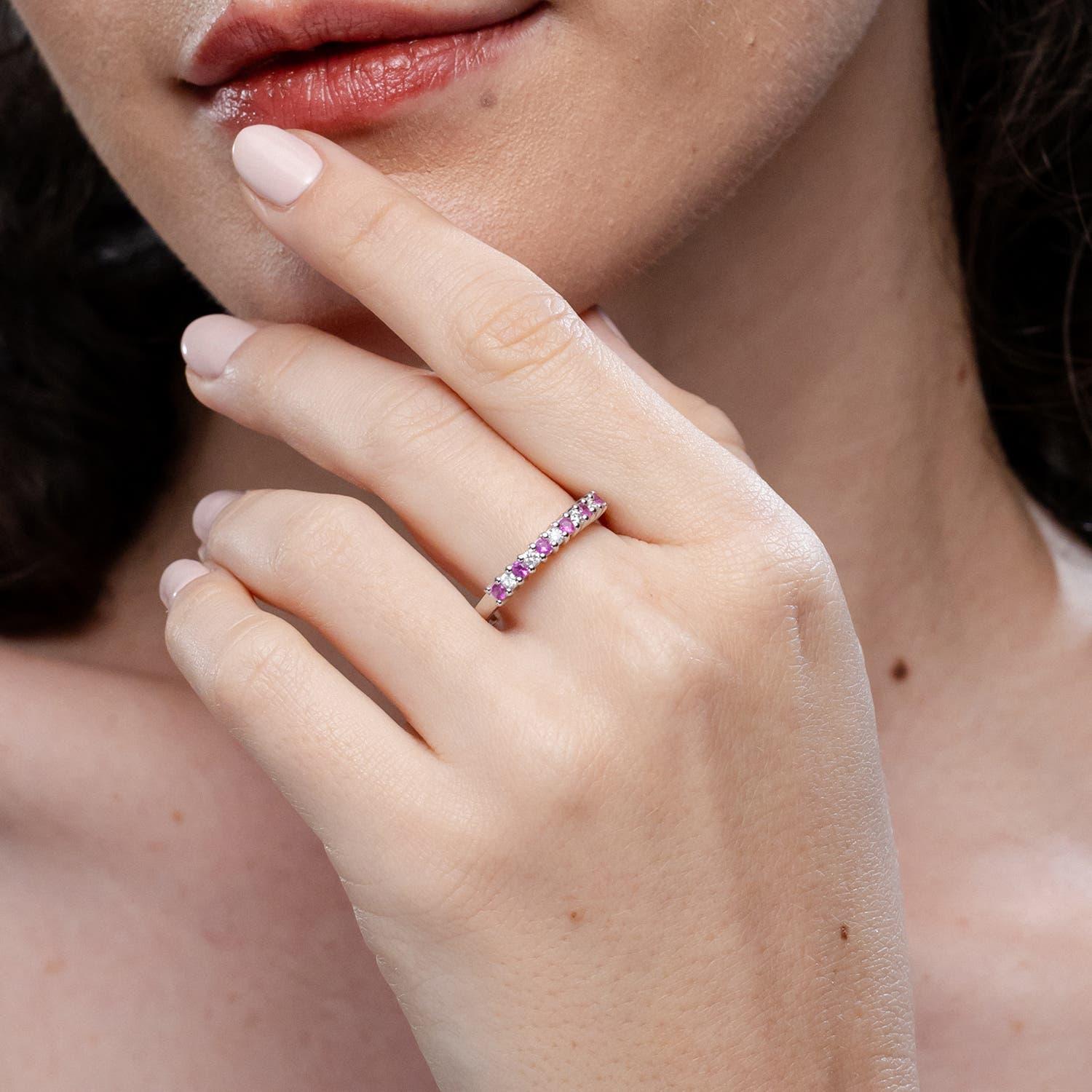 Angara natürlichen rosa Saphir und Diamant Ewigkeit Ehering in 14K massivem Gold (Rundschliff) im Angebot