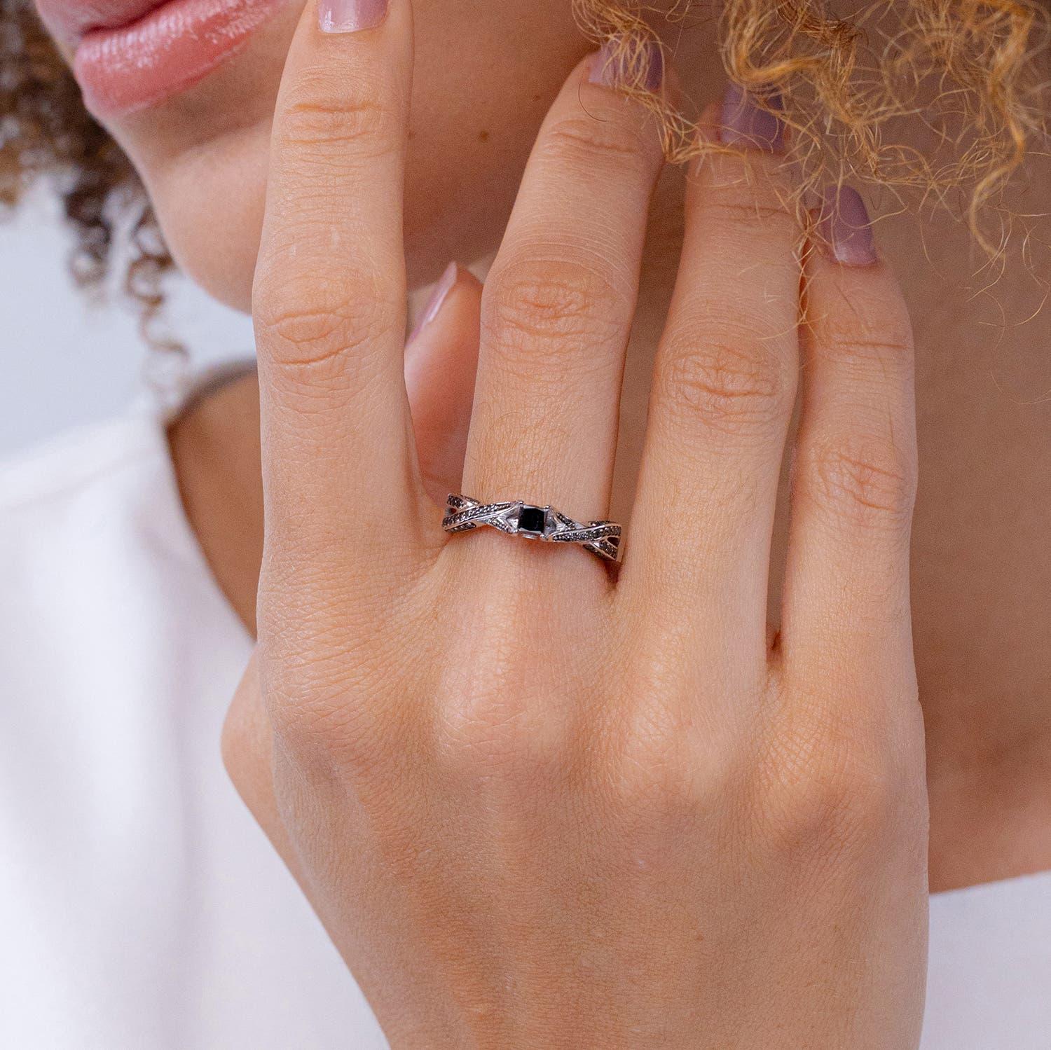 Anillo de compromiso de diamante negro talla princesa natural Angara en oro macizo de 14 quilates Moderno en venta