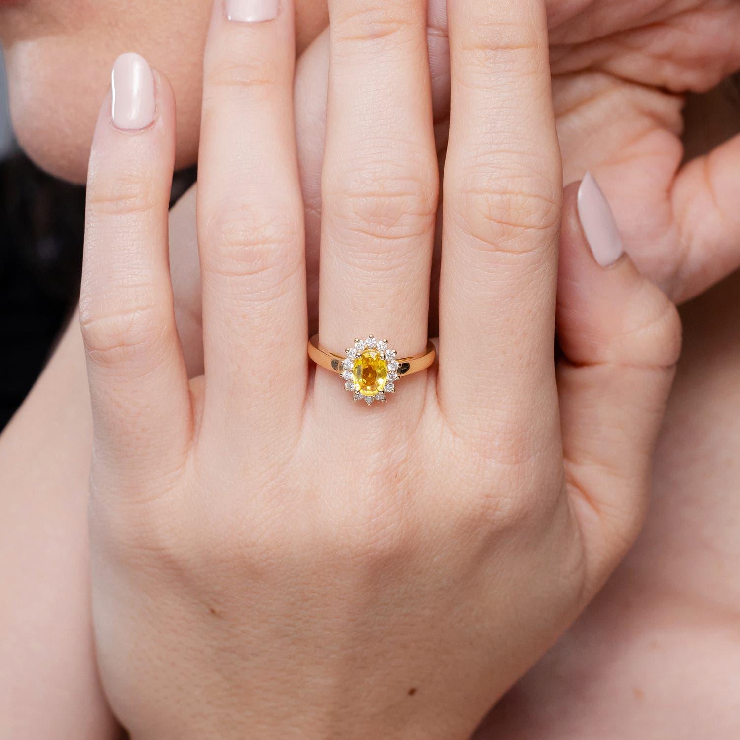 Angara natürlichen Prinzessin Diana inspiriert 1 ct gelber Saphir Ring in 14K Gold (Moderne) im Angebot
