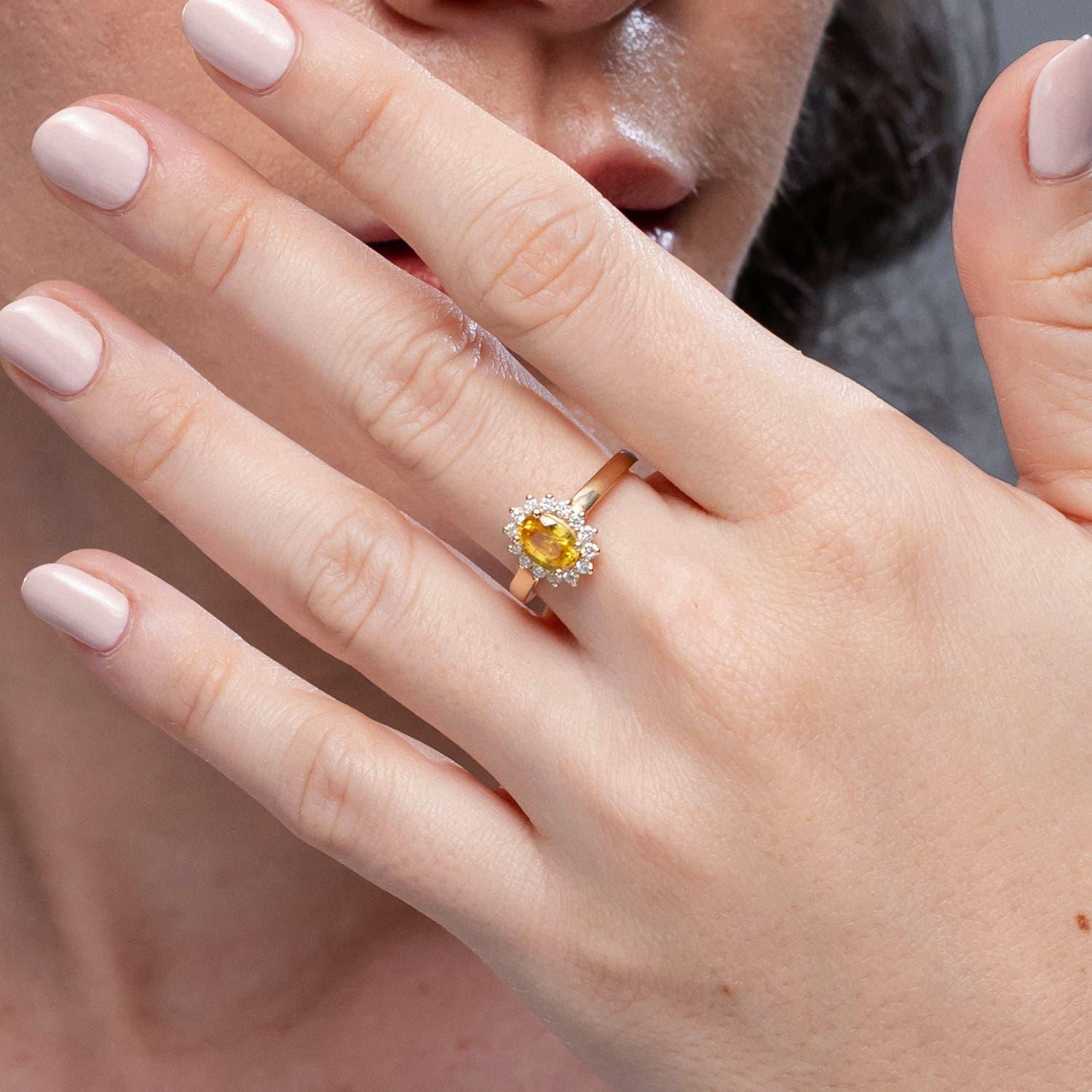 Angara natürlichen Prinzessin Diana inspiriert 1 ct gelber Saphir Ring in 14K Gold (Ovalschliff) im Angebot