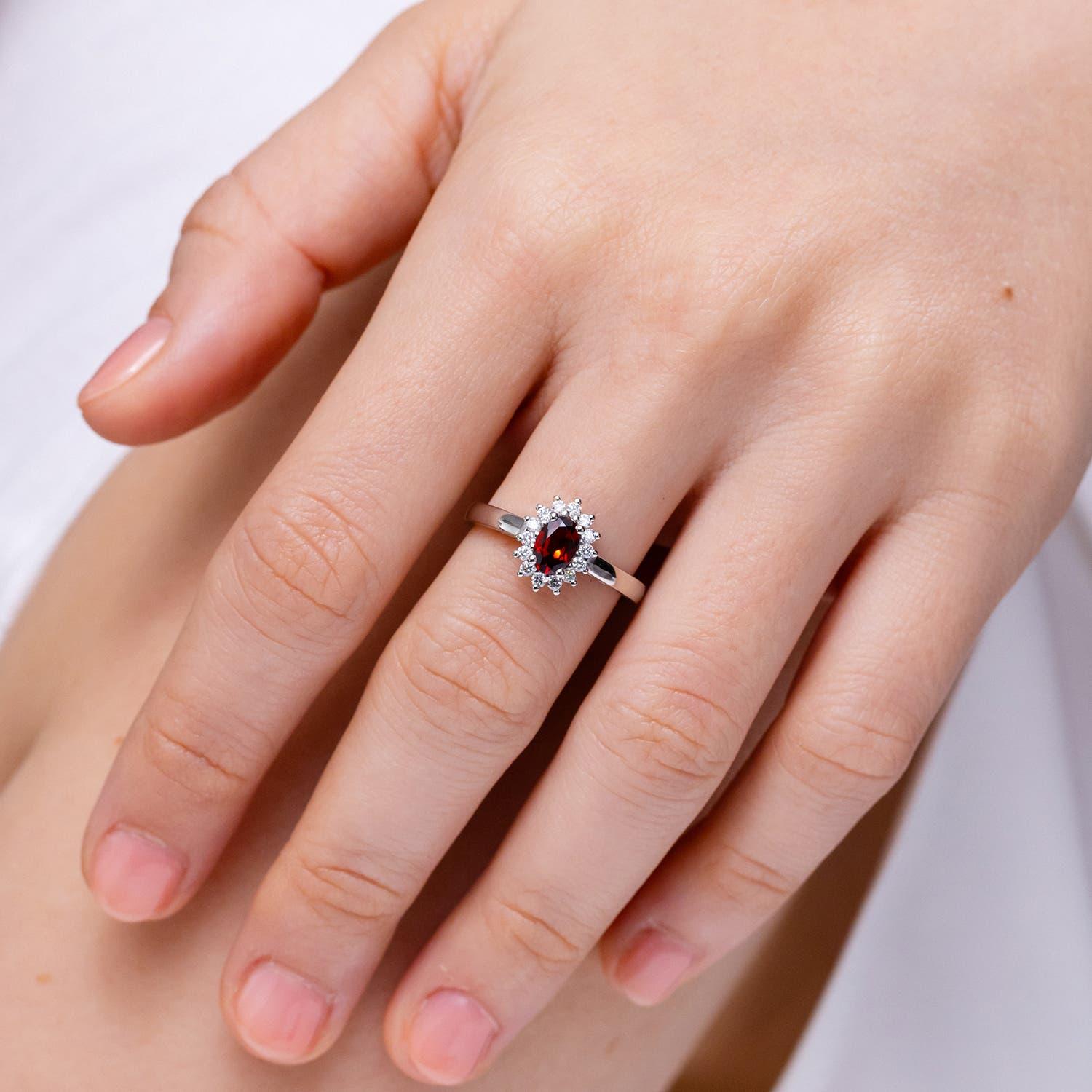 Angara natürlichen Prinzessin Diana inspiriert 1,45ct Granat Halo Ring in 14K massivem Gold (Ovalschliff) im Angebot