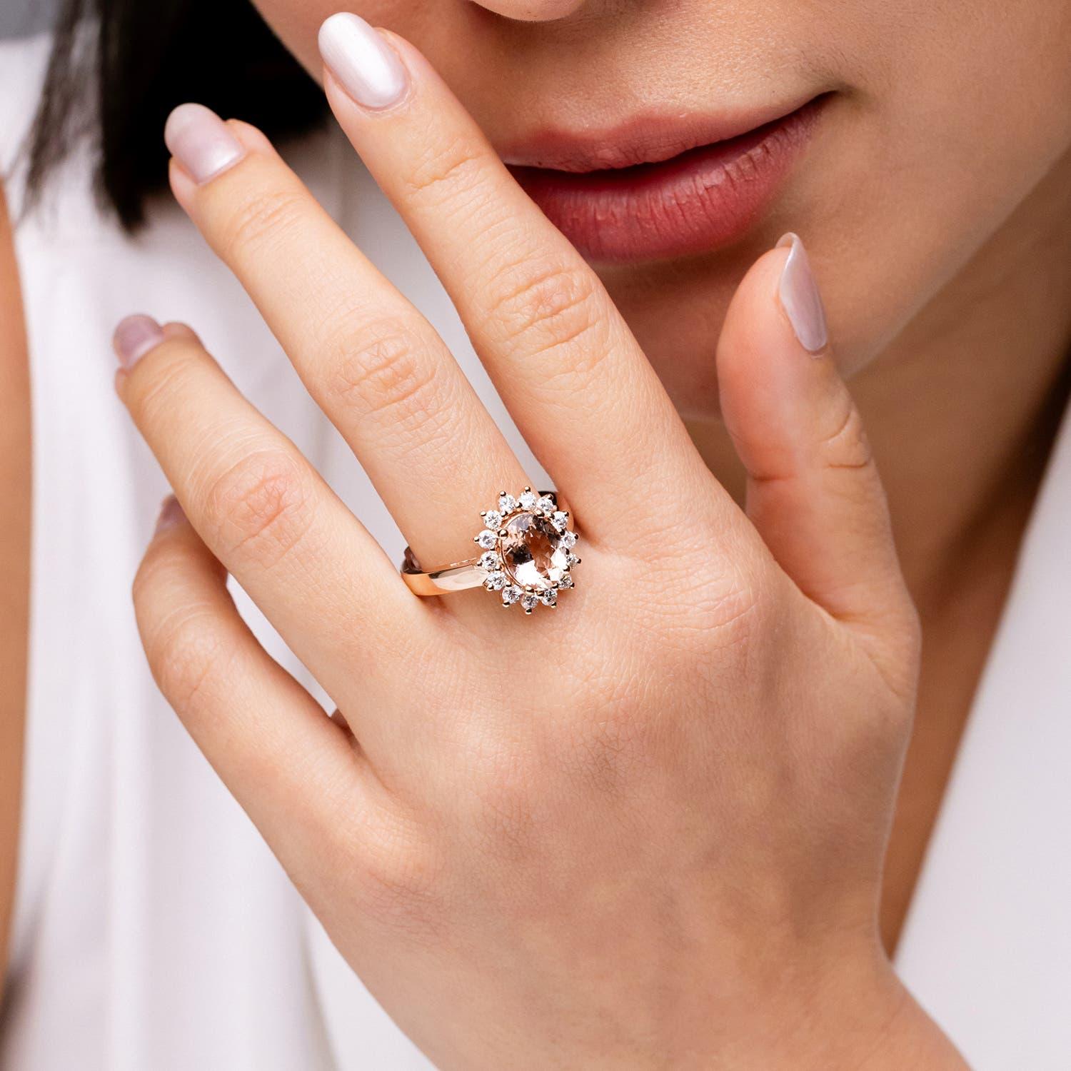 Angara natürlichen Prinzessin Diana inspiriert 2,5 ct Morganit Halo Ring in 14K Gold (Ovalschliff) im Angebot