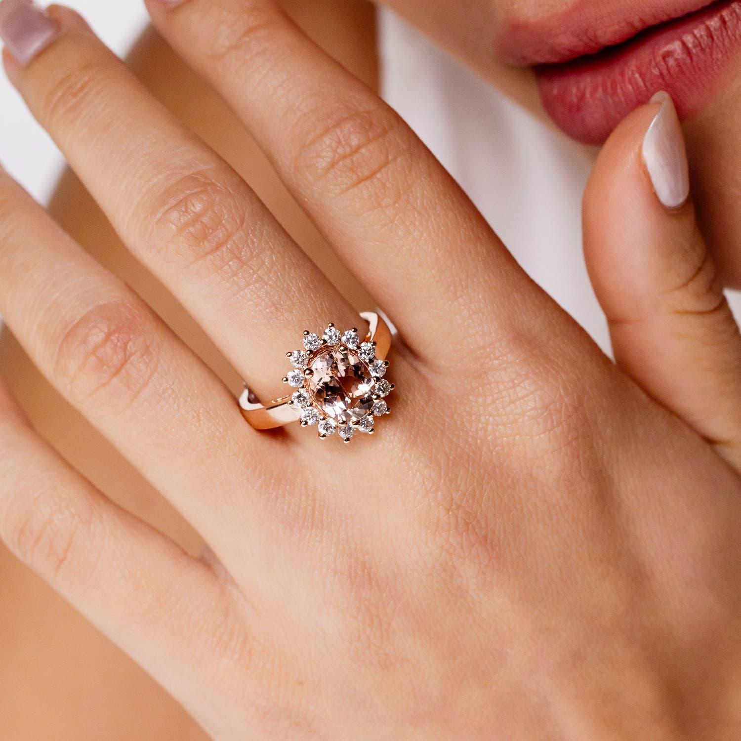 Angara natürlichen Prinzessin Diana inspiriert 2,5 ct Morganit Halo Ring in 14K Gold im Zustand „Neu“ im Angebot in Los Angeles, CA