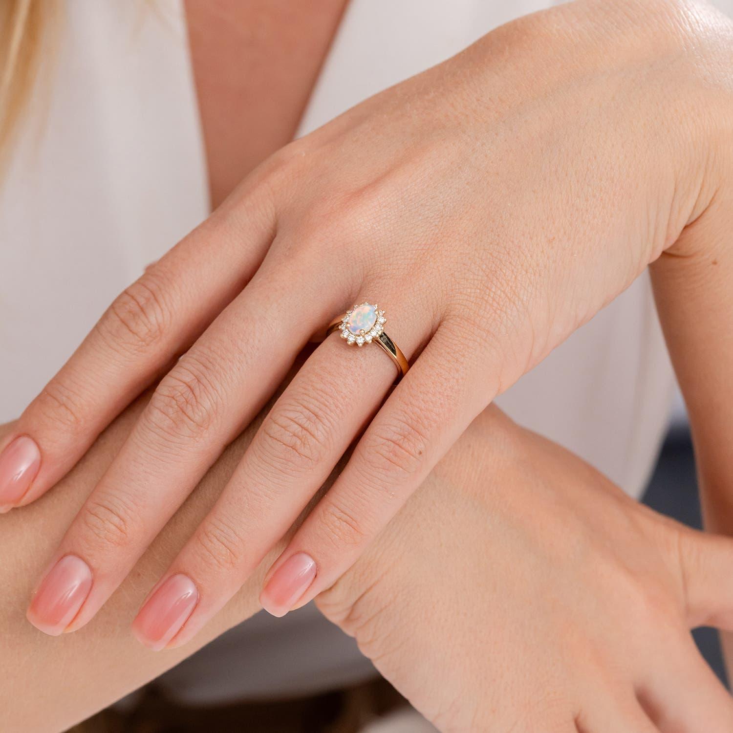 Angara Natürliche Prinzessin Diana inspiriert Opal Ring mit Diamant Halo in 14K Gold (Moderne) im Angebot
