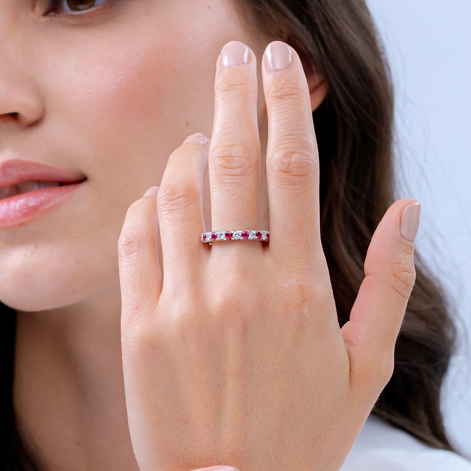 Angara natürlichen Prong 1,32 ct Rubin und Diamant Eternity Band in 14K massivem Gold (Moderne) im Angebot