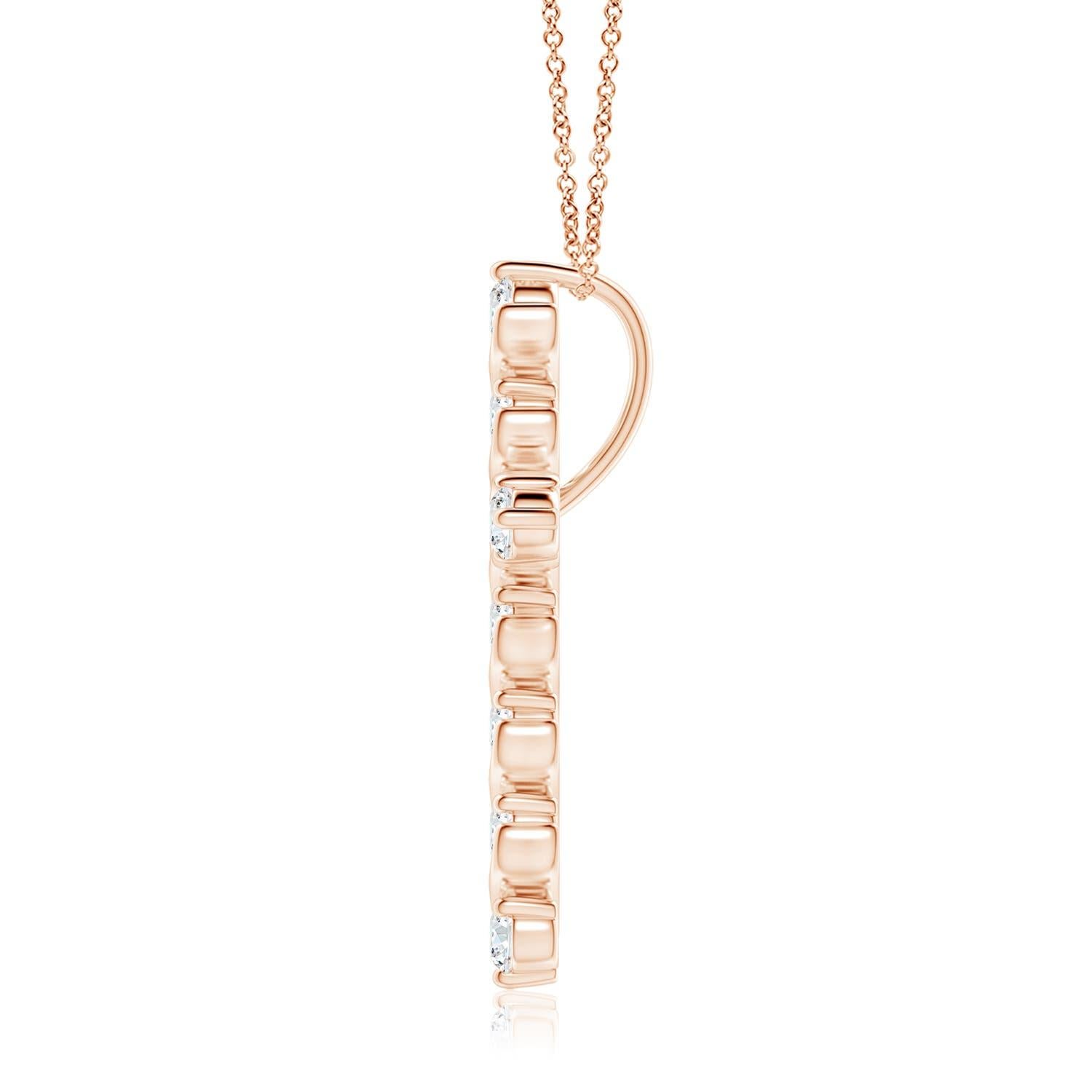 Dieser Kreuzanhänger aus 14-karätigem Roségold hat einen Hauch von fließender Eleganz und versprüht femininen Charme. Die Brillanten sind in einer einzigartigen Zacken- und Spangenfassung inmitten wirbelartiger Details befestigt und sorgen für einen