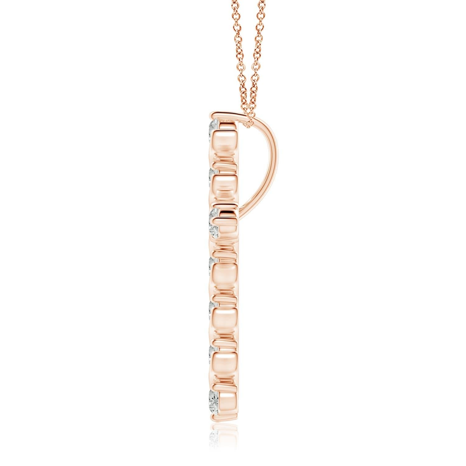 Dieser Kreuzanhänger aus 14-karätigem Roségold hat einen Hauch von fließender Eleganz und versprüht femininen Charme. Die Brillanten sind in einer einzigartigen Zacken- und Spangenfassung inmitten wirbelartiger Details befestigt und sorgen für einen