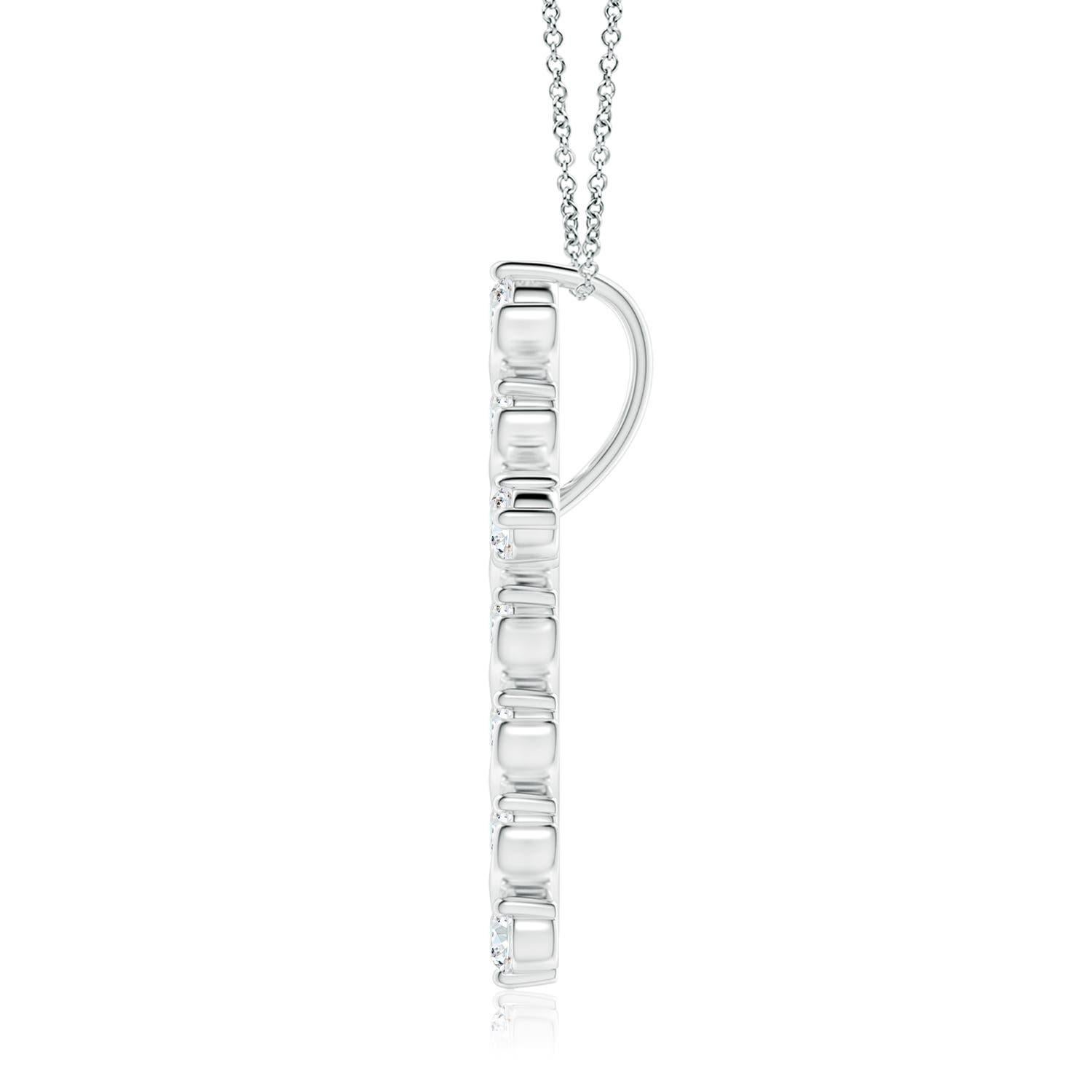 Mit einem Hauch von fließender Eleganz verströmt dieser Kreuzanhänger aus Platin femininen Charme. Die Brillanten sind in einer einzigartigen Zacken- und Spangenfassung inmitten wirbelartiger Details befestigt und sorgen für einen auffälligen
