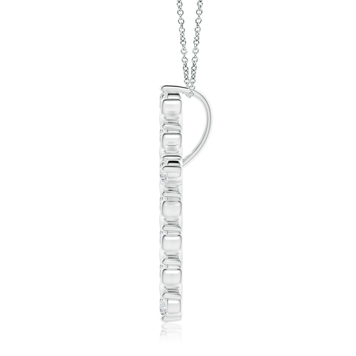 Mit einem Hauch von fließender Eleganz verströmt dieser Kreuzanhänger aus Platin femininen Charme. Die Brillanten sind in einer einzigartigen Zacken- und Spangenfassung inmitten wirbelartiger Details befestigt und sorgen für einen auffälligen