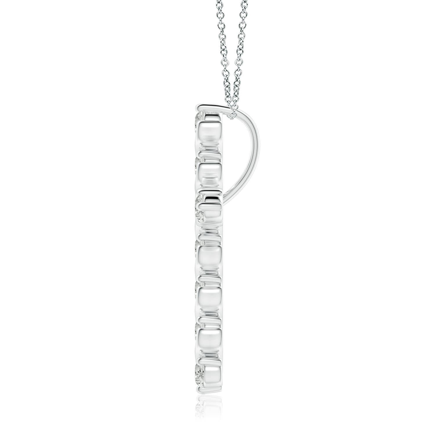 Mit einem Hauch von fließender Eleganz verströmt dieser Kreuzanhänger aus Platin femininen Charme. Die Brillanten sind in einer einzigartigen Zacken- und Spangenfassung inmitten wirbelartiger Details befestigt und sorgen für einen auffälligen