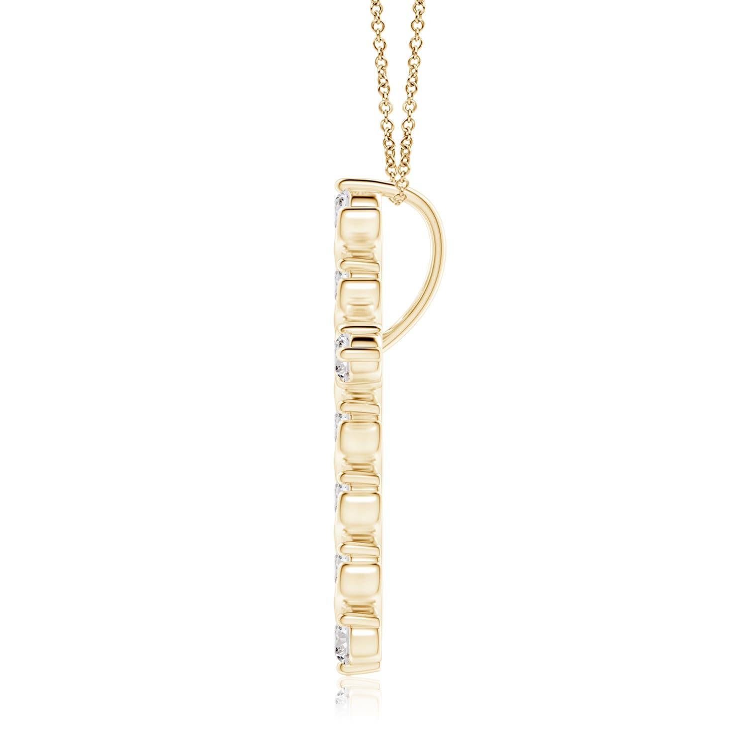 Conçu avec un soupçon d'élégance fluide, ce pendentif en forme de croix en or jaune 14k dégage un charme féminin. Les diamants brillants sont fixés dans une monture unique à pinces et à barres au milieu de détails en forme de tourbillon, ce qui leur