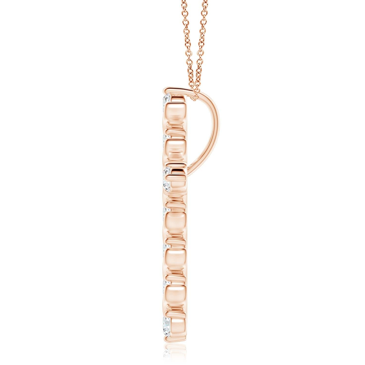Conçu avec un soupçon d'élégance fluide, ce pendentif en forme de croix en or rose 14 carats dégage un charme féminin. Les diamants brillants sont fixés dans une monture unique à pinces et à barres au milieu de détails en forme de tourbillon, ce qui