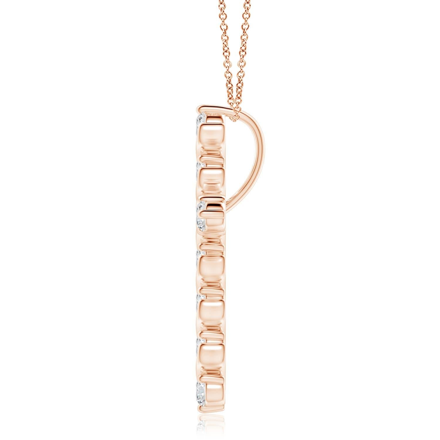 Dieser Kreuzanhänger aus 14-karätigem Roségold hat einen Hauch von fließender Eleganz und versprüht femininen Charme. Die Brillanten sind in einer einzigartigen Zacken- und Spangenfassung inmitten wirbelartiger Details befestigt und sorgen für einen