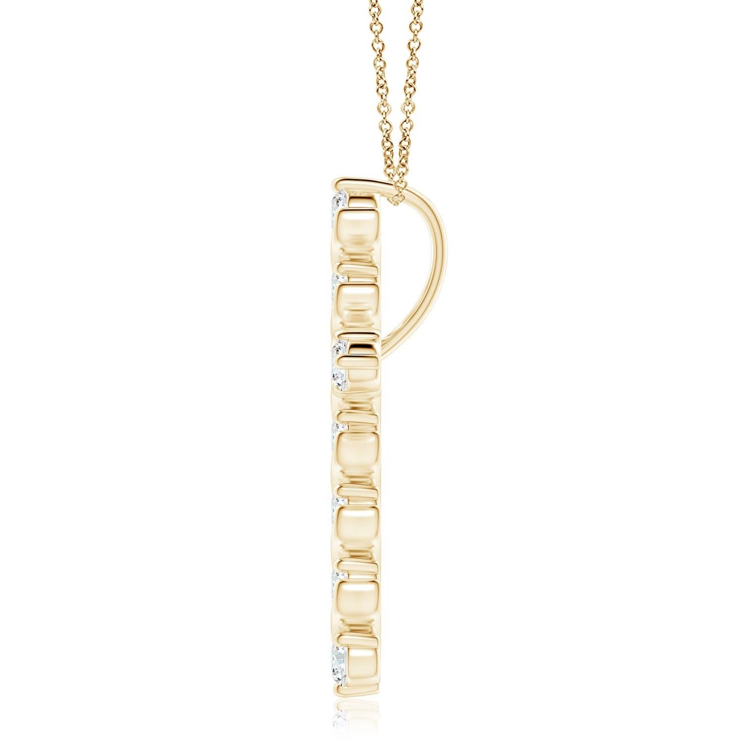 Progettato con un tocco di fluida eleganza, questo ciondolo a forma di croce in oro giallo 14k suscita un fascino femminile. I diamanti brillanti sono incastonati in un'esclusiva montatura a griffe e barrette con dettagli a spirale, per un look
