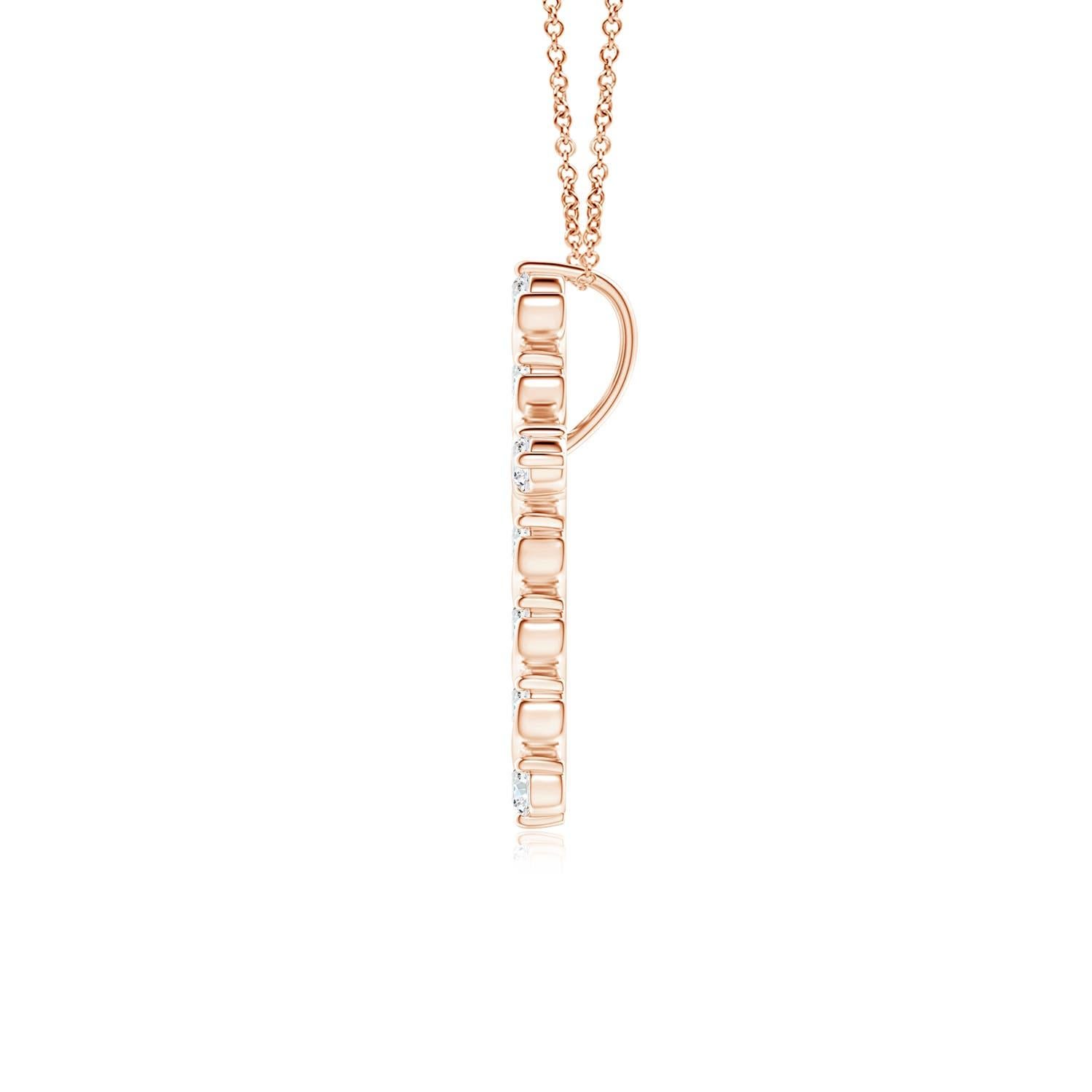 Dieser Kreuzanhänger aus 14-karätigem Roségold hat einen Hauch von fließender Eleganz und versprüht femininen Charme. Die Brillanten sind in einer einzigartigen Zacken- und Spangenfassung inmitten wirbelartiger Details befestigt und sorgen für einen