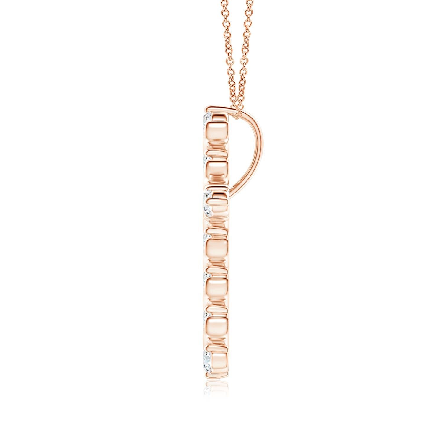 Dieser Kreuzanhänger aus 14-karätigem Roségold hat einen Hauch von fließender Eleganz und versprüht femininen Charme. Die Brillanten sind in einer einzigartigen Zacken- und Spangenfassung inmitten wirbelartiger Details befestigt und sorgen für einen