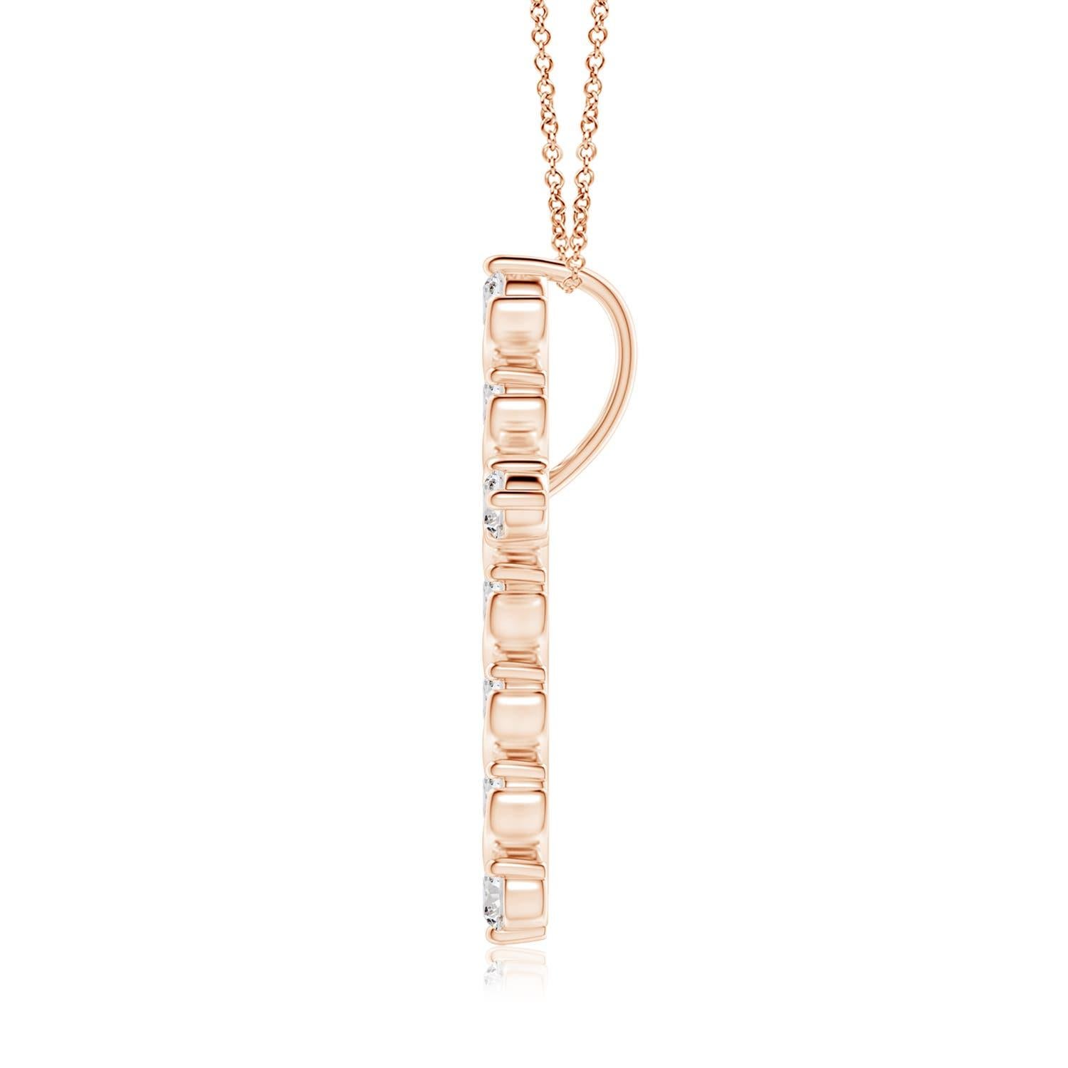 Dieser Kreuzanhänger aus 14-karätigem Roségold hat einen Hauch von fließender Eleganz und versprüht femininen Charme. Die Brillanten sind in einer einzigartigen Zacken- und Spangenfassung inmitten wirbelartiger Details befestigt und sorgen für einen