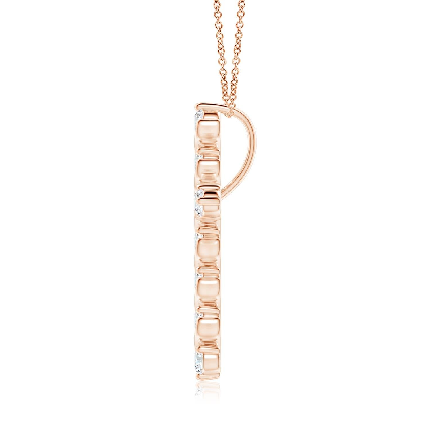 Dieser Kreuzanhänger aus 14-karätigem Roségold hat einen Hauch von fließender Eleganz und versprüht femininen Charme. Die Brillanten sind in einer einzigartigen Zacken- und Spangenfassung inmitten wirbelartiger Details befestigt und sorgen für einen