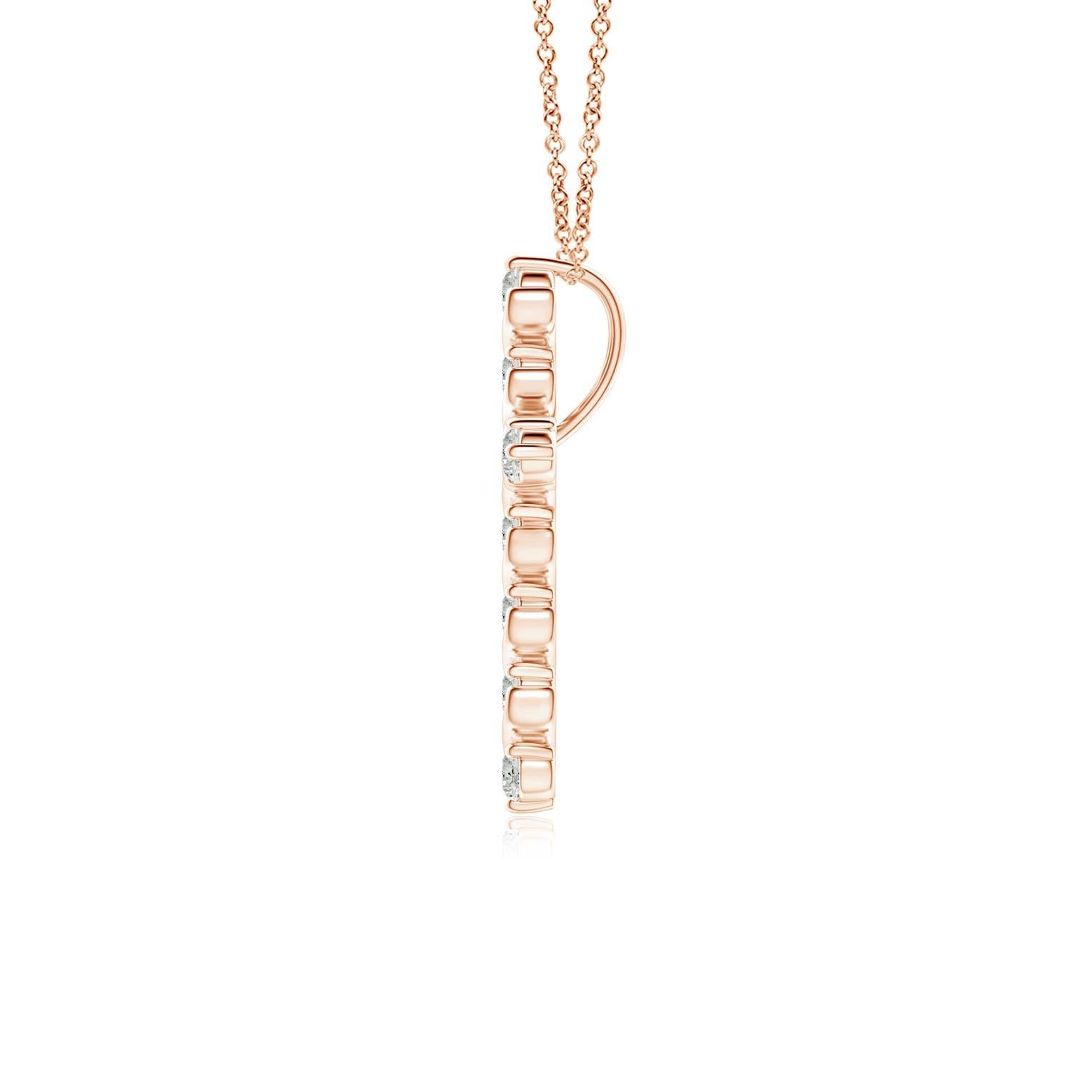 Dieser Kreuzanhänger aus 14-karätigem Roségold hat einen Hauch von fließender Eleganz und versprüht femininen Charme. Die Brillanten sind in einer einzigartigen Zacken- und Spangenfassung inmitten wirbelartiger Details befestigt und sorgen für einen