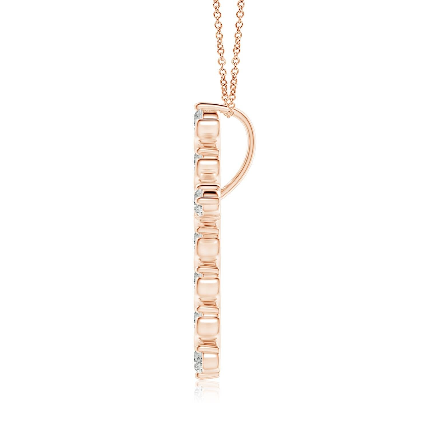 Dieser Kreuzanhänger aus 14-karätigem Roségold hat einen Hauch von fließender Eleganz und versprüht femininen Charme. Die Brillanten sind in einer einzigartigen Zacken- und Spangenfassung inmitten wirbelartiger Details befestigt und sorgen für einen
