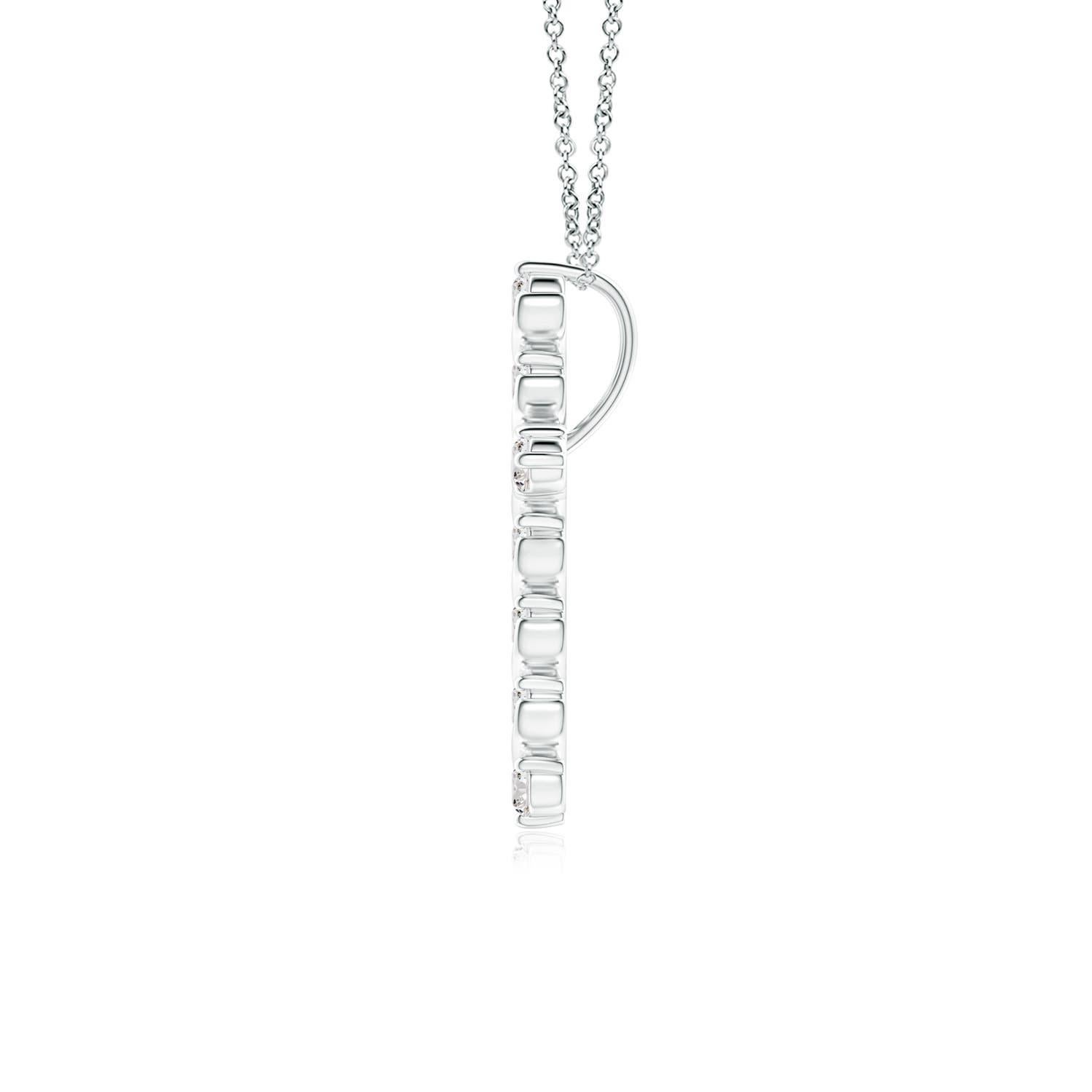 Progettato con un tocco di fluida eleganza, questo ciondolo a forma di croce in oro bianco 14k suscita un fascino femminile. I diamanti brillanti sono incastonati in un'esclusiva montatura a griffe e barrette con dettagli a spirale, per un look