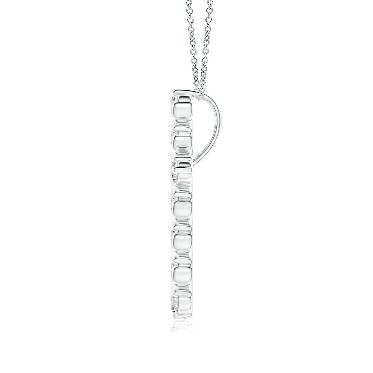 Progettato con un tocco di fluida eleganza, questo ciondolo a forma di croce in oro bianco 14k suscita un fascino femminile. I diamanti brillanti sono incastonati in un'esclusiva montatura a griffe e barrette con dettagli a spirale, per un look