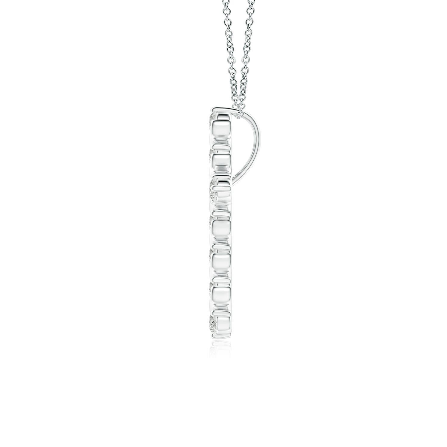 Progettato con un tocco di fluida eleganza, questo ciondolo a forma di croce in oro bianco 14k suscita un fascino femminile. I diamanti brillanti sono incastonati in un'esclusiva montatura a griffe e barrette con dettagli a spirale, per un look