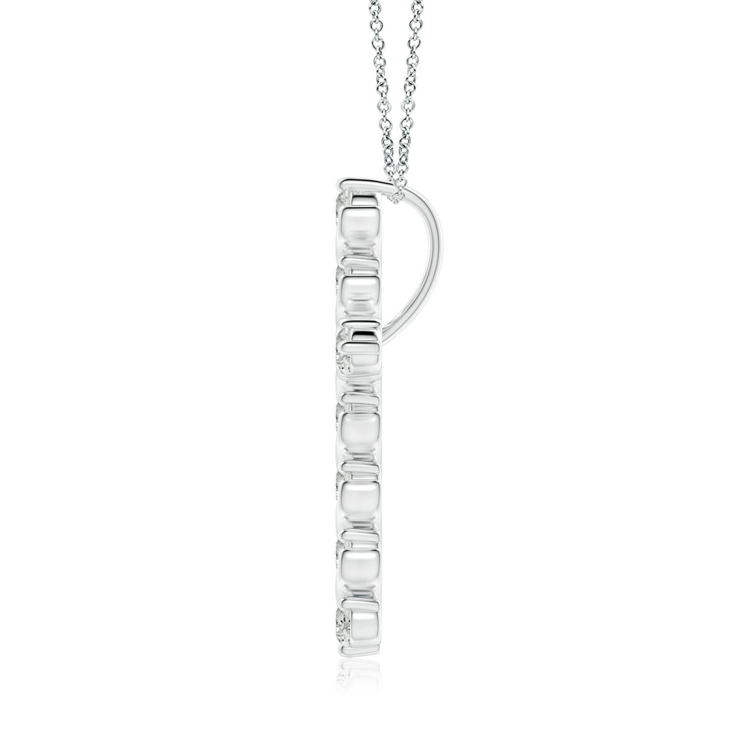 Conçu avec un soupçon d'élégance fluide, ce pendentif en forme de croix en or blanc 14 carats suscite le charme féminin. Les diamants brillants sont fixés dans une monture unique à pinces et à barres au milieu de détails en forme de tourbillon, ce