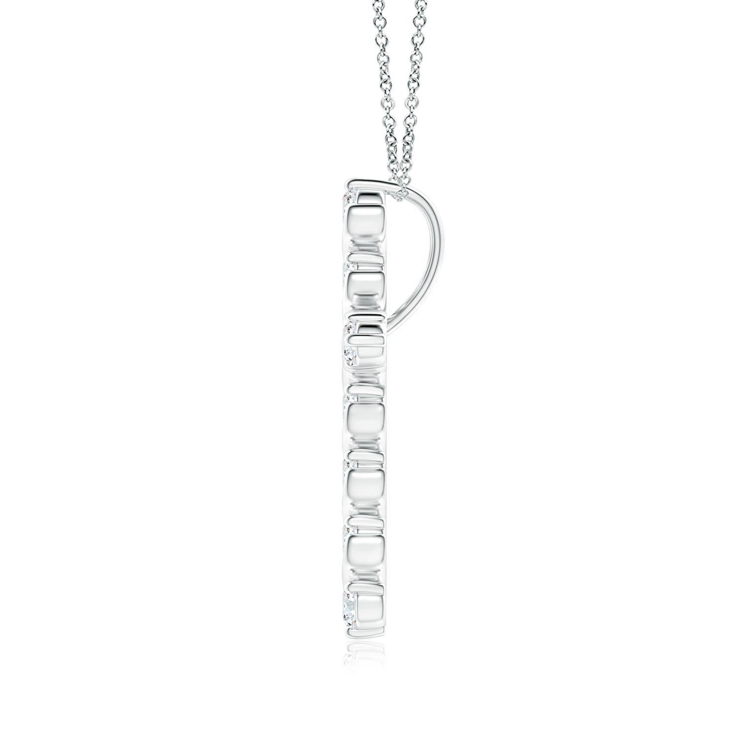 Mit einem Hauch von fließender Eleganz verströmt dieser Kreuzanhänger aus Platin femininen Charme. Die Brillanten sind in einer einzigartigen Zacken- und Spangenfassung inmitten wirbelartiger Details befestigt und sorgen für einen auffälligen