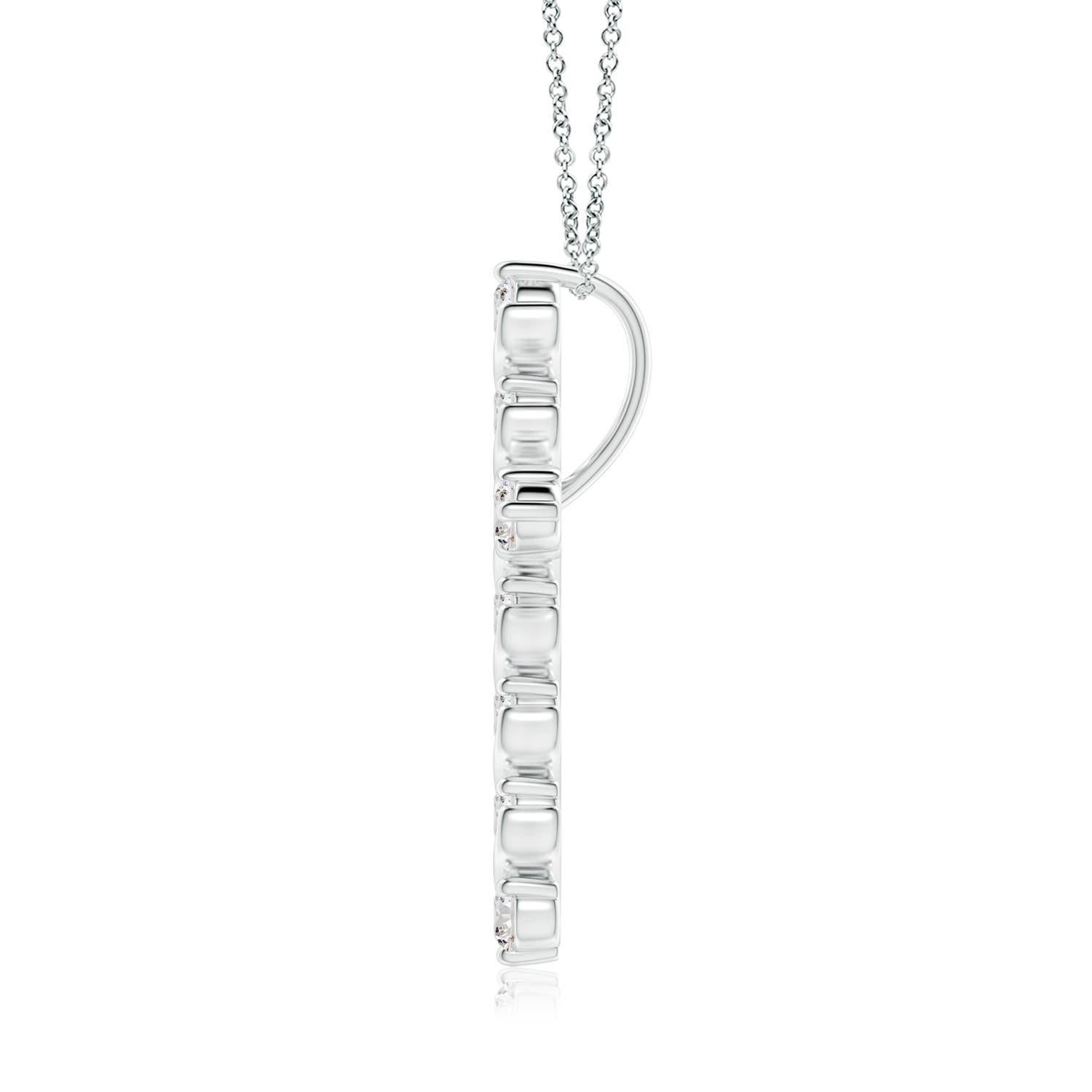 Mit einem Hauch von fließender Eleganz verströmt dieser Kreuzanhänger aus Platin femininen Charme. Die Brillanten sind in einer einzigartigen Zacken- und Spangenfassung inmitten wirbelartiger Details befestigt und sorgen für einen auffälligen
