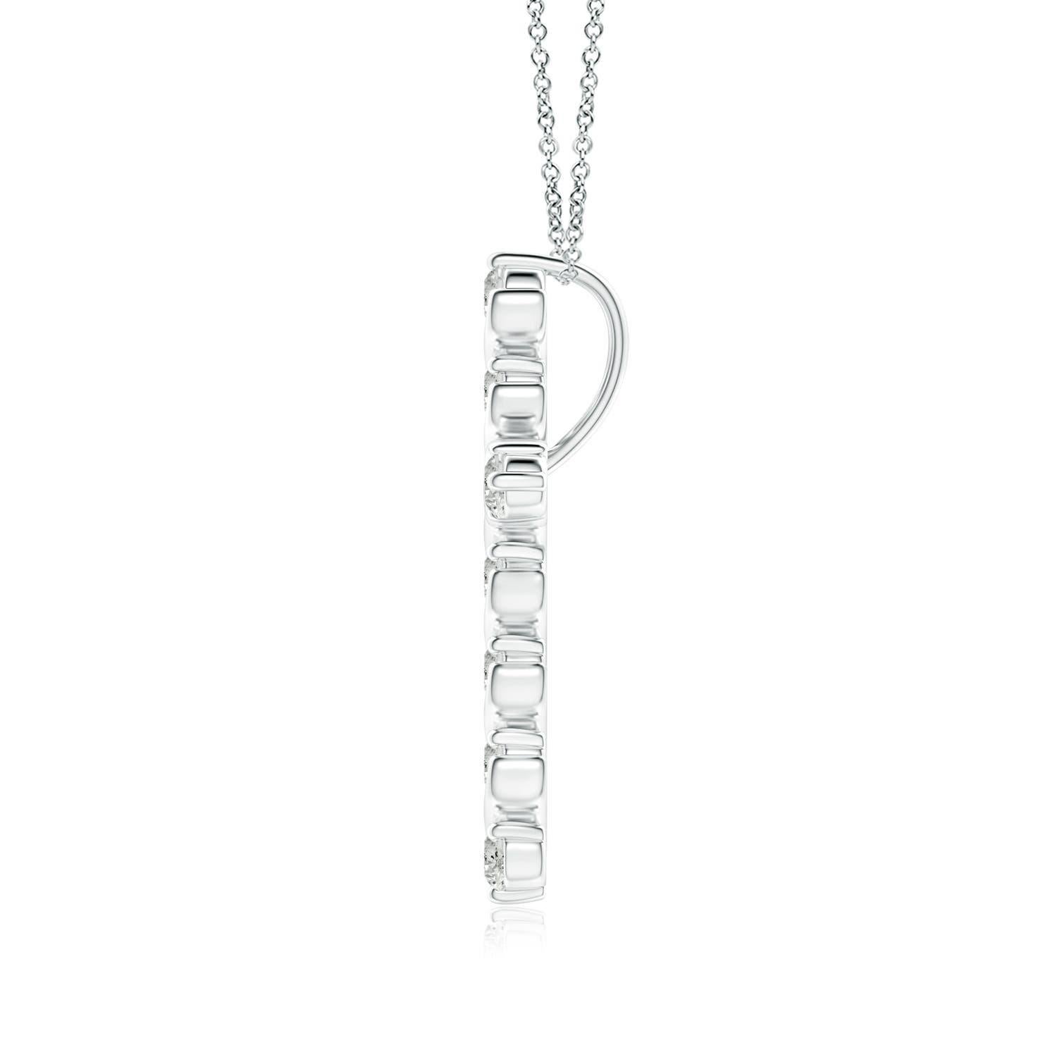 Mit einem Hauch von fließender Eleganz verströmt dieser Kreuzanhänger aus Platin femininen Charme. Die Brillanten sind in einer einzigartigen Zacken- und Spangenfassung inmitten wirbelartiger Details befestigt und sorgen für einen auffälligen