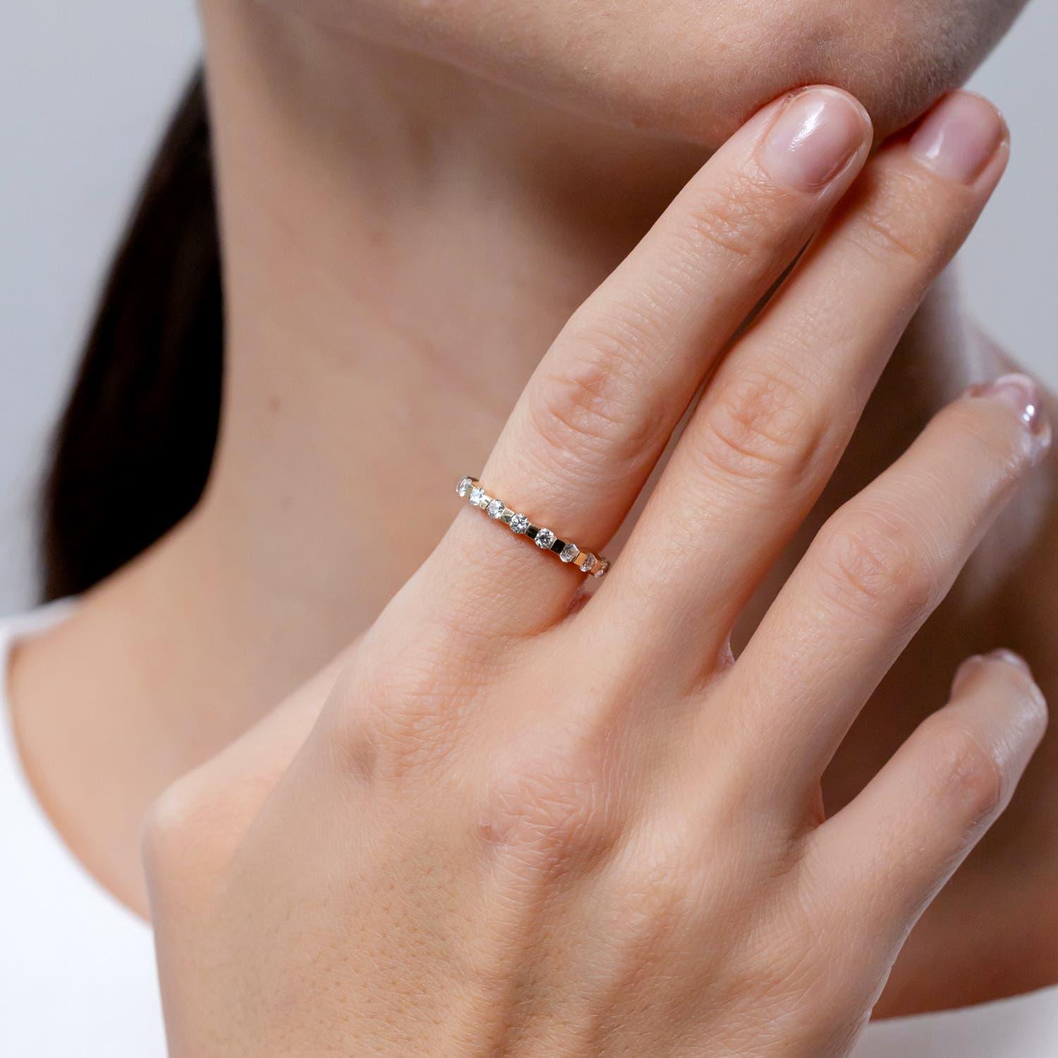 Angara Natural Prong-Set 1,04ct Diamant Eternity Stackable Ring 14K Solid Gold (Moderne) im Angebot