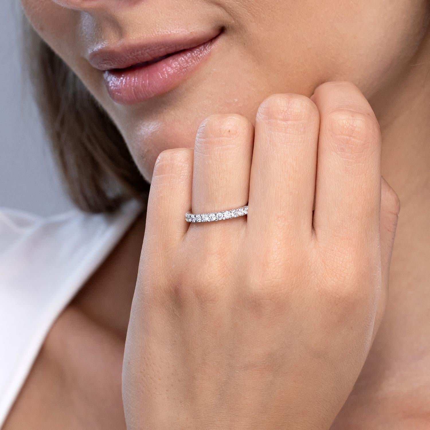Angara natürlichen Prong-Set 1,05 ct Diamant Ewigkeit Hochzeit Band in 14K massivem Gold (Moderne) im Angebot