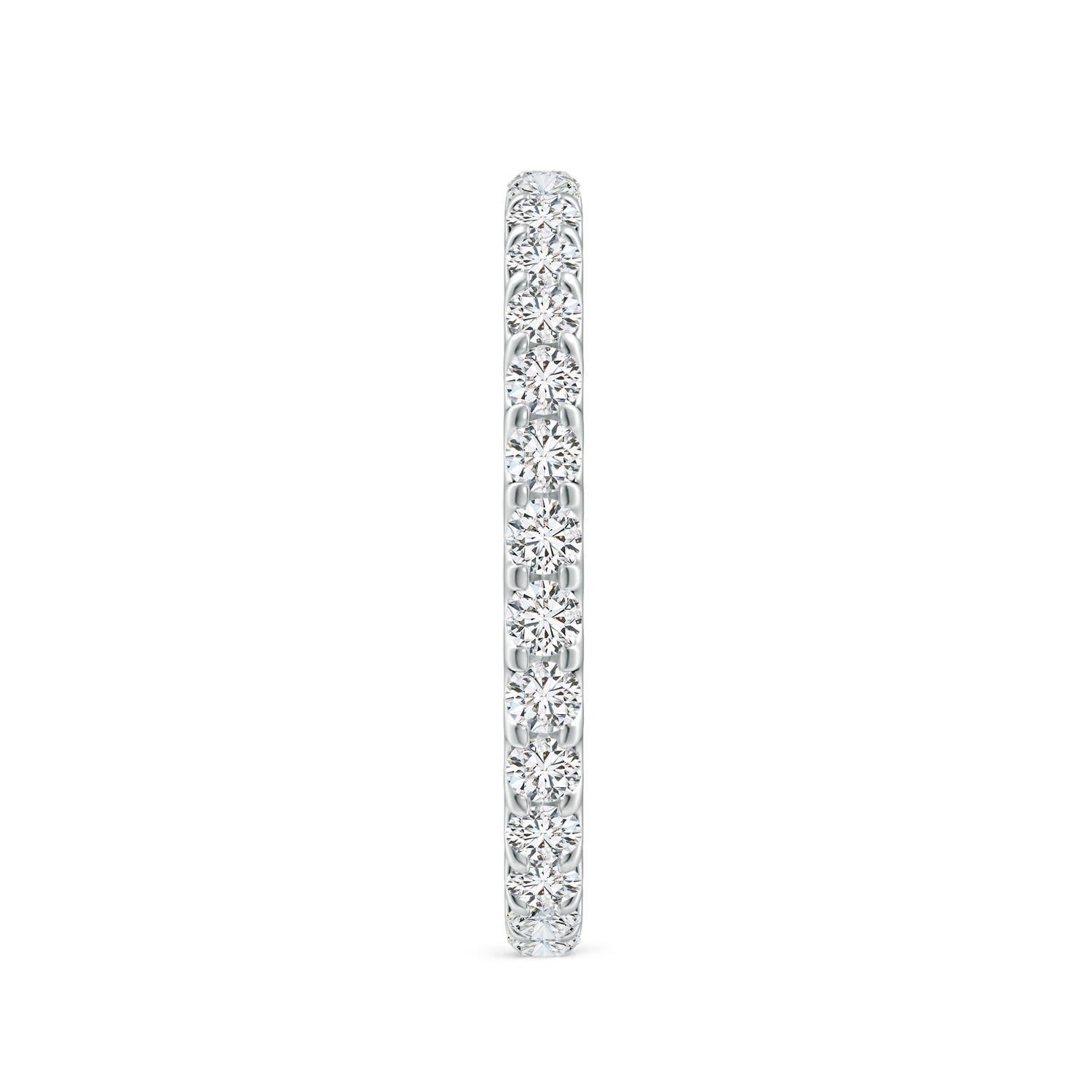 Angara natürlichen Prong-Set 1,05 ct Diamant Ewigkeit Hochzeit Band in 14K massivem Gold (Rundschliff) im Angebot