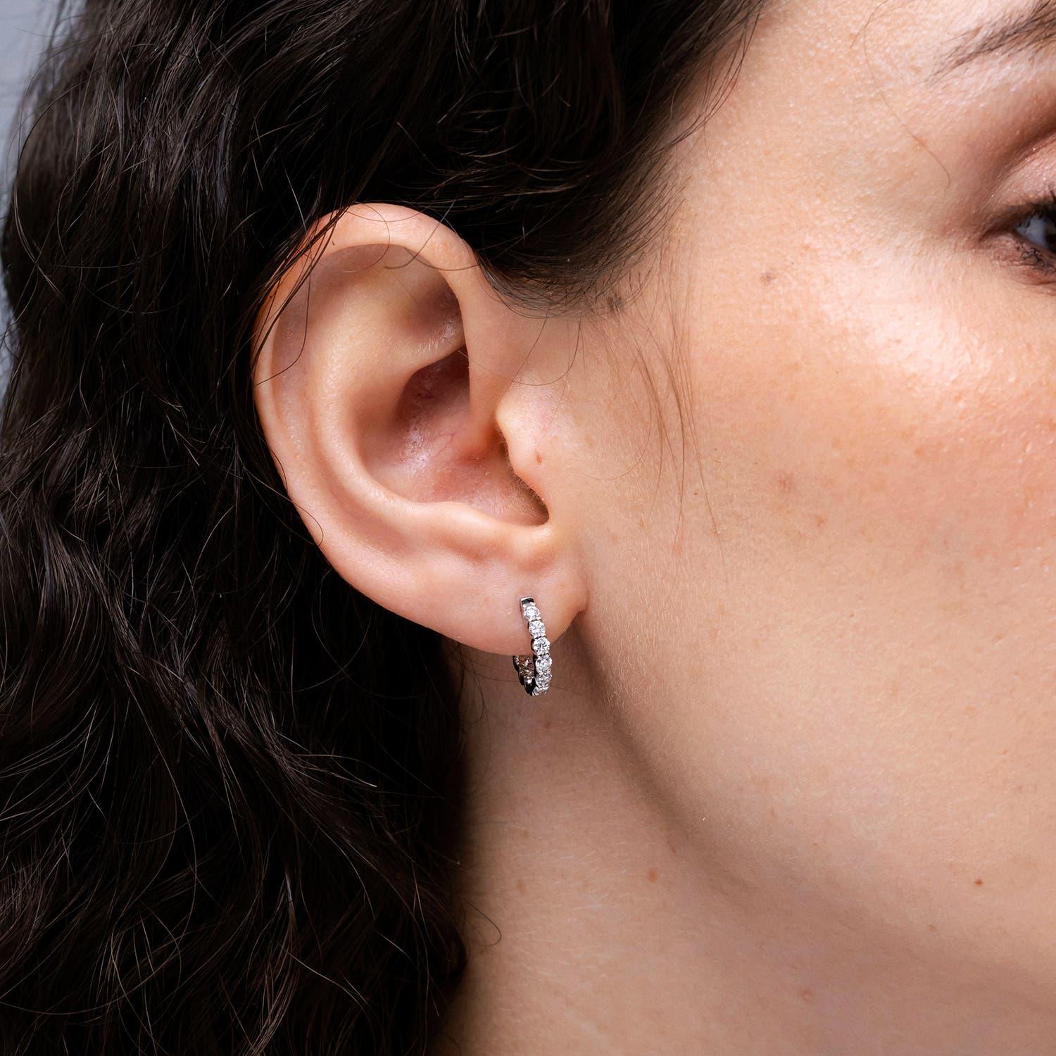 Taille ronde Angara - Boucles d'oreilles clips à charnière en or 14 carats avec diamant naturel de 1,66 ct serti clos en vente