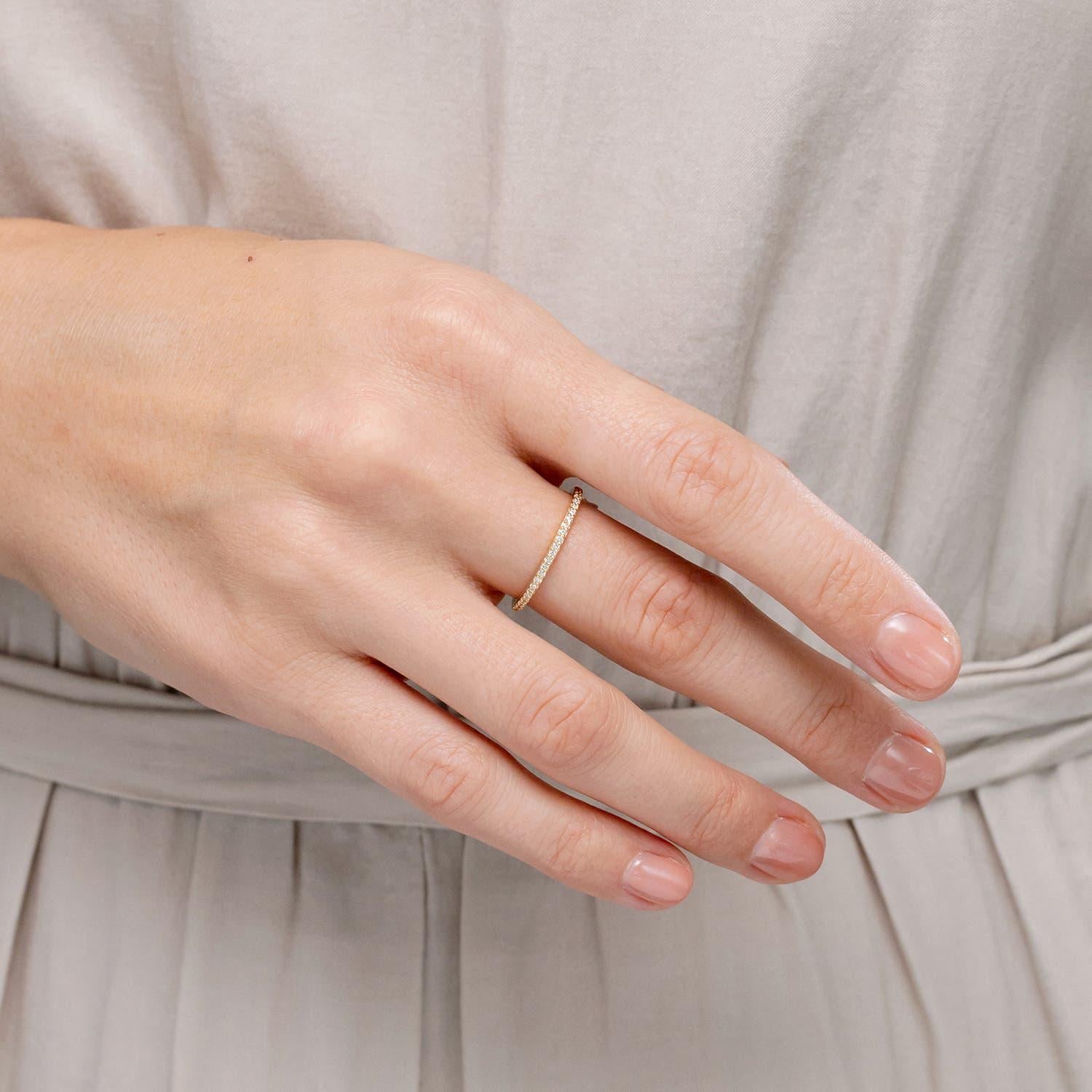 Moderno Anello nuziale classico con diamanti naturali incastonati Angara in oro massiccio 14K in vendita