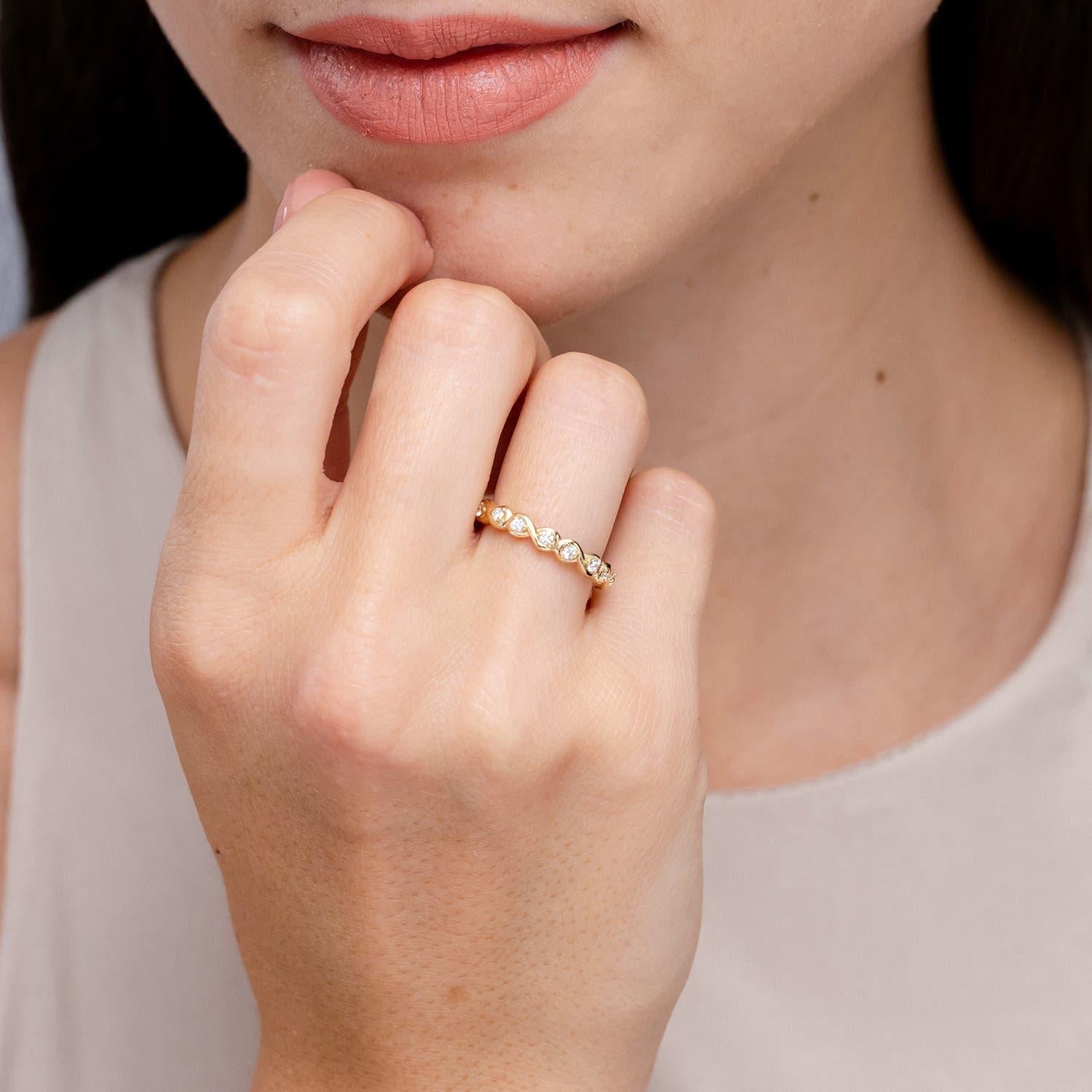 Angara Natural Prong Set Diamant Infinity Knot Ehering in 14K massivem Gold (Moderne) im Angebot