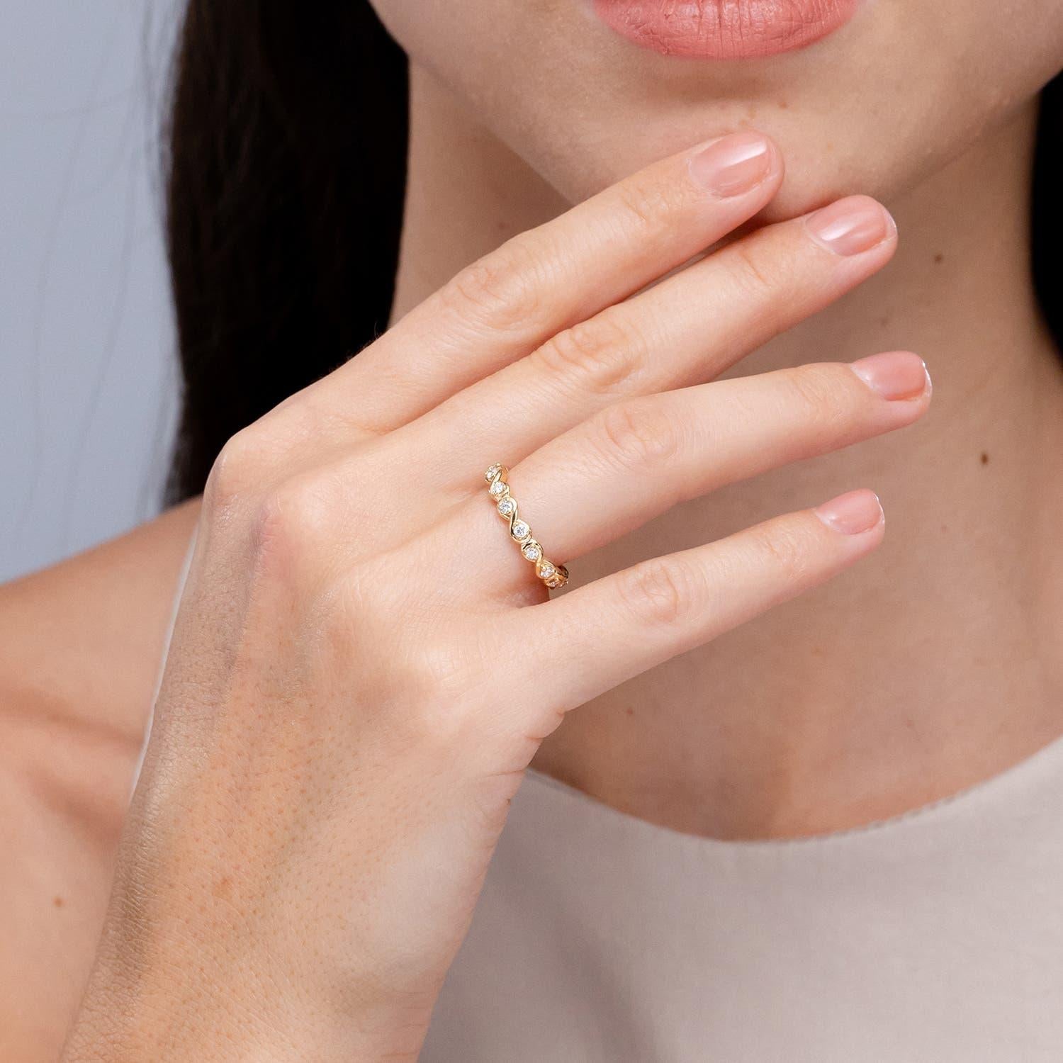 Angara Natural Prong Set Diamant Infinity Knot Ehering in 14K massivem Gold (Rundschliff) im Angebot