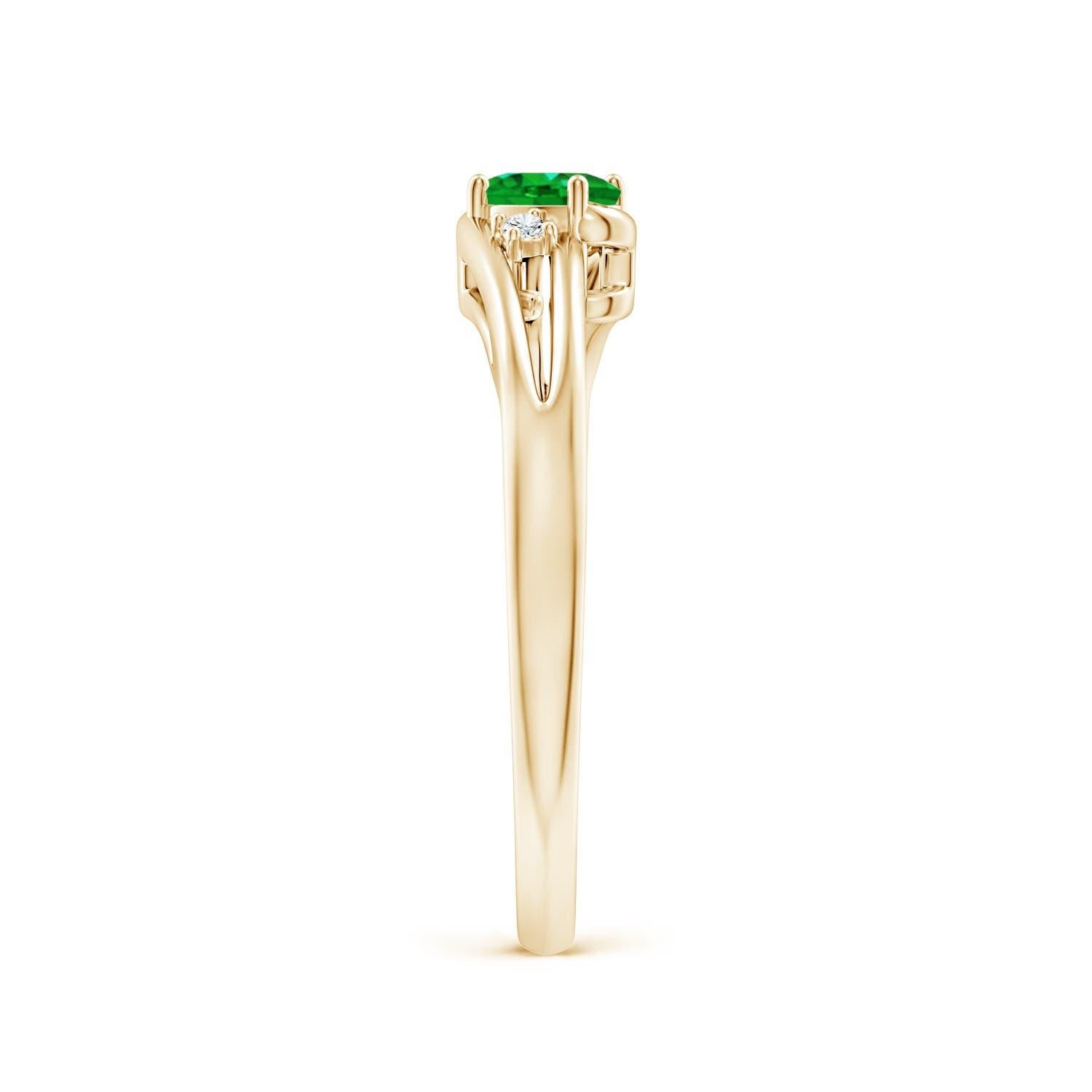 Angara Natural Prong-Set Smaragd und Diamant Split Shank Ring in 14K massivem Gold (Ovalschliff) im Angebot