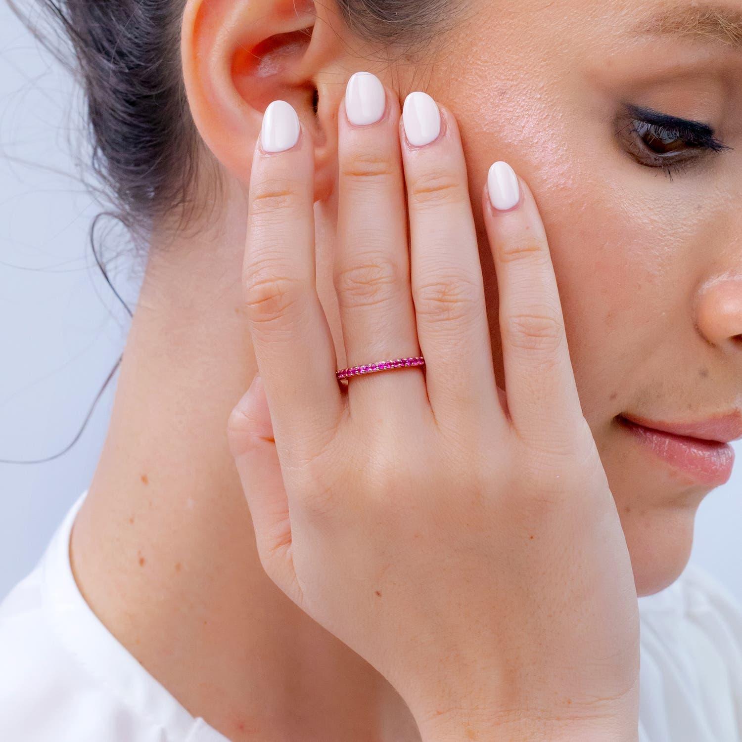 Moderno Anello di matrimonio Angara Nature con zaffiro rosa rotondo incastonato per l'eternità in oro 14 carati in vendita