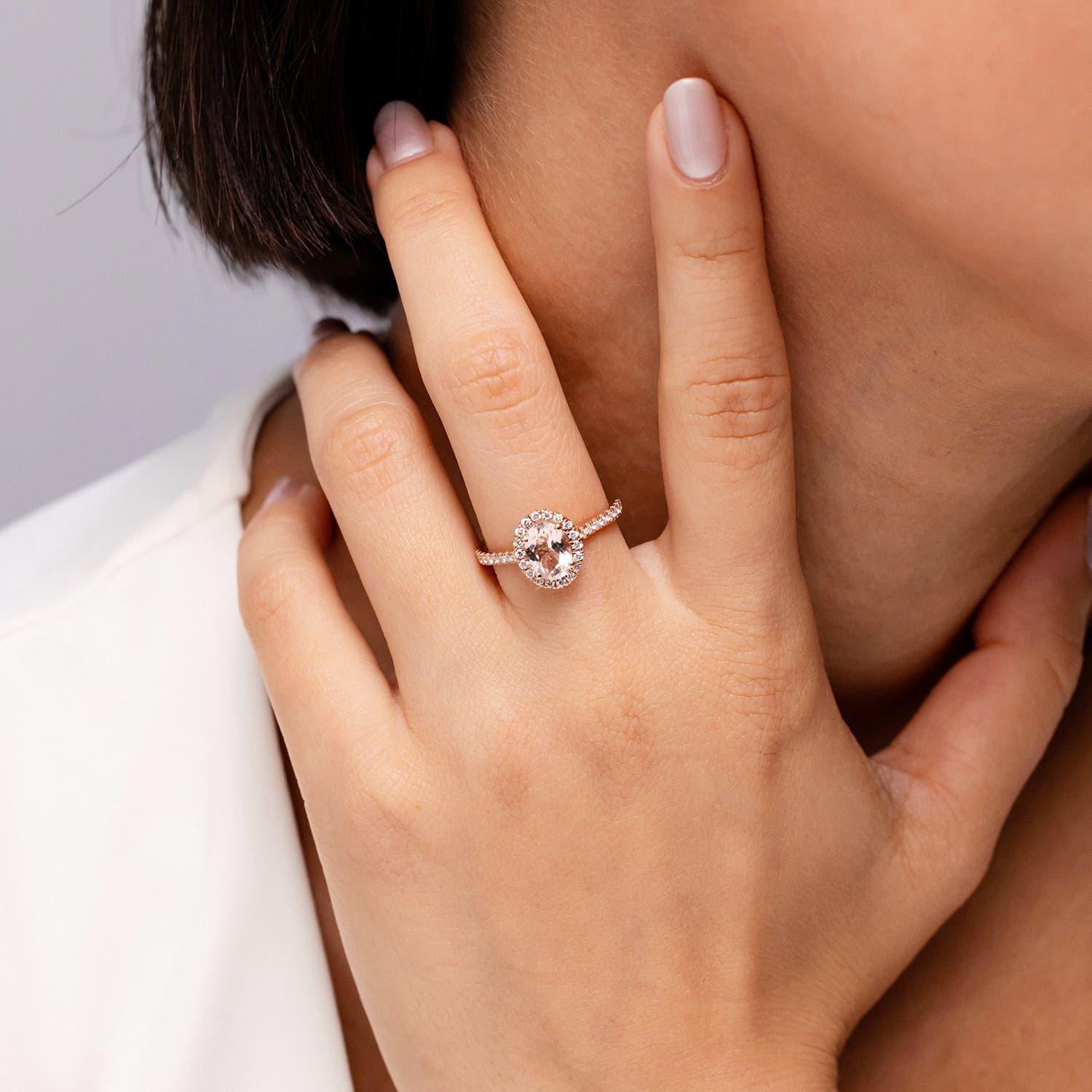 Angara Natural Prong-Set Oval 1,1ct Morganit Halo Ring mit Diamant in 14K Gold (Moderne) im Angebot