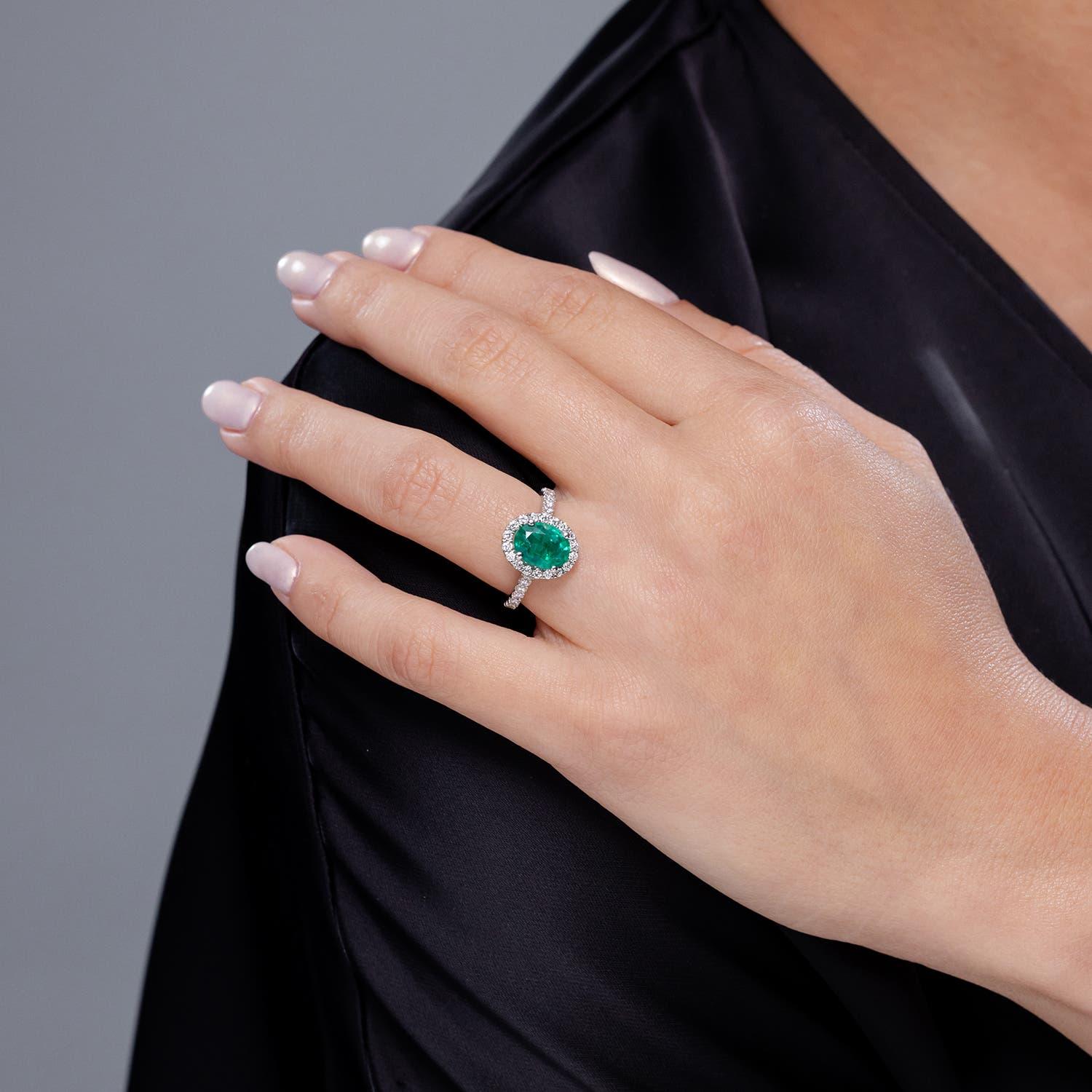 Anillo Angara de oro de 14 quilates con halo de esmeralda natural ovalada de 1,5 quilates engastada con diamantes Corte oval en venta