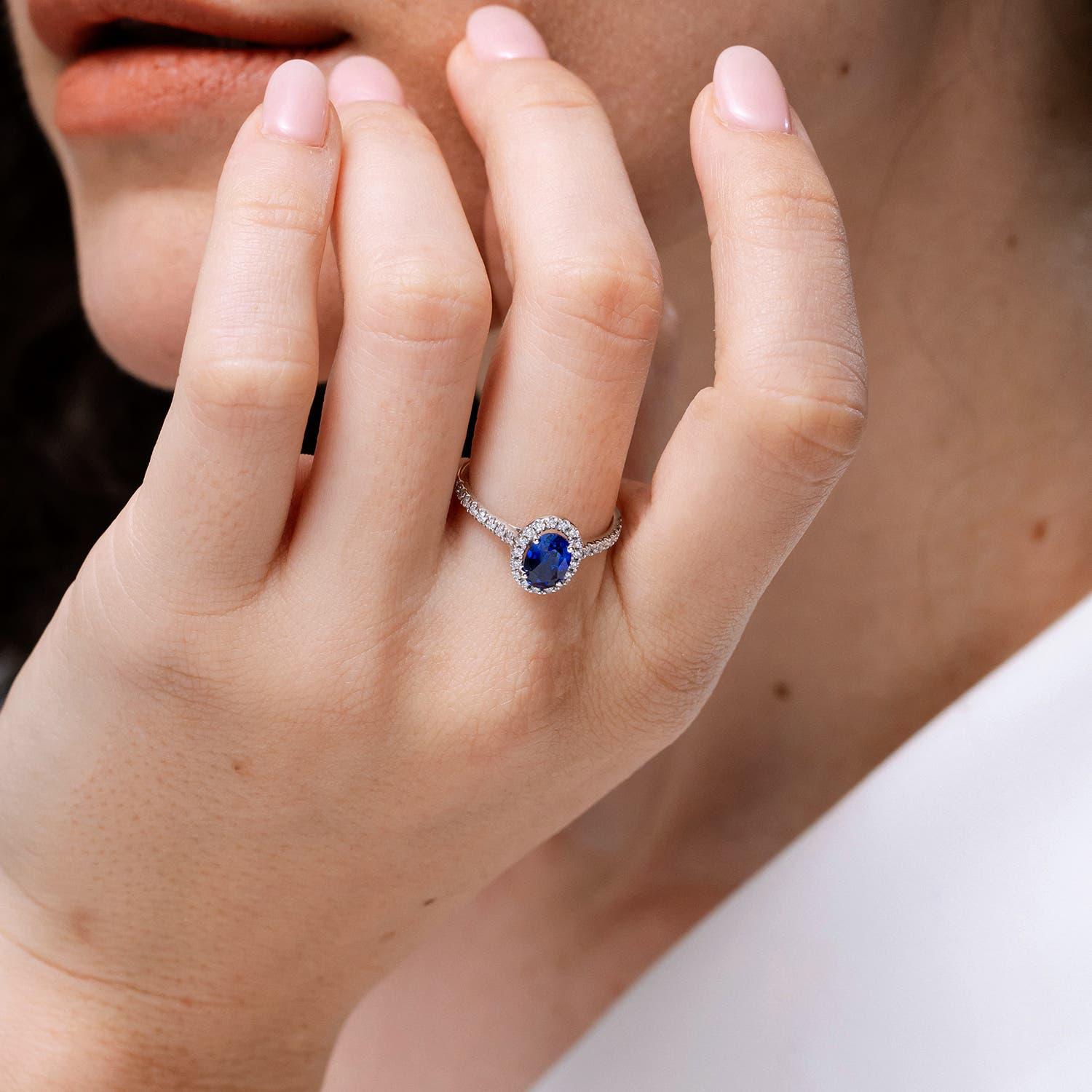Angara Natural Prong-Set Oval 1,55 ct Blauer Saphir Halo Ring in 14K massivem Gold (Moderne) im Angebot