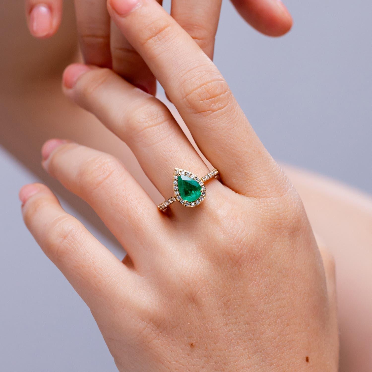 Anillo Angara de Esmeralda Natural de 1,2 ct con Halo de Diamantes en Oro de 14K Moderno en venta